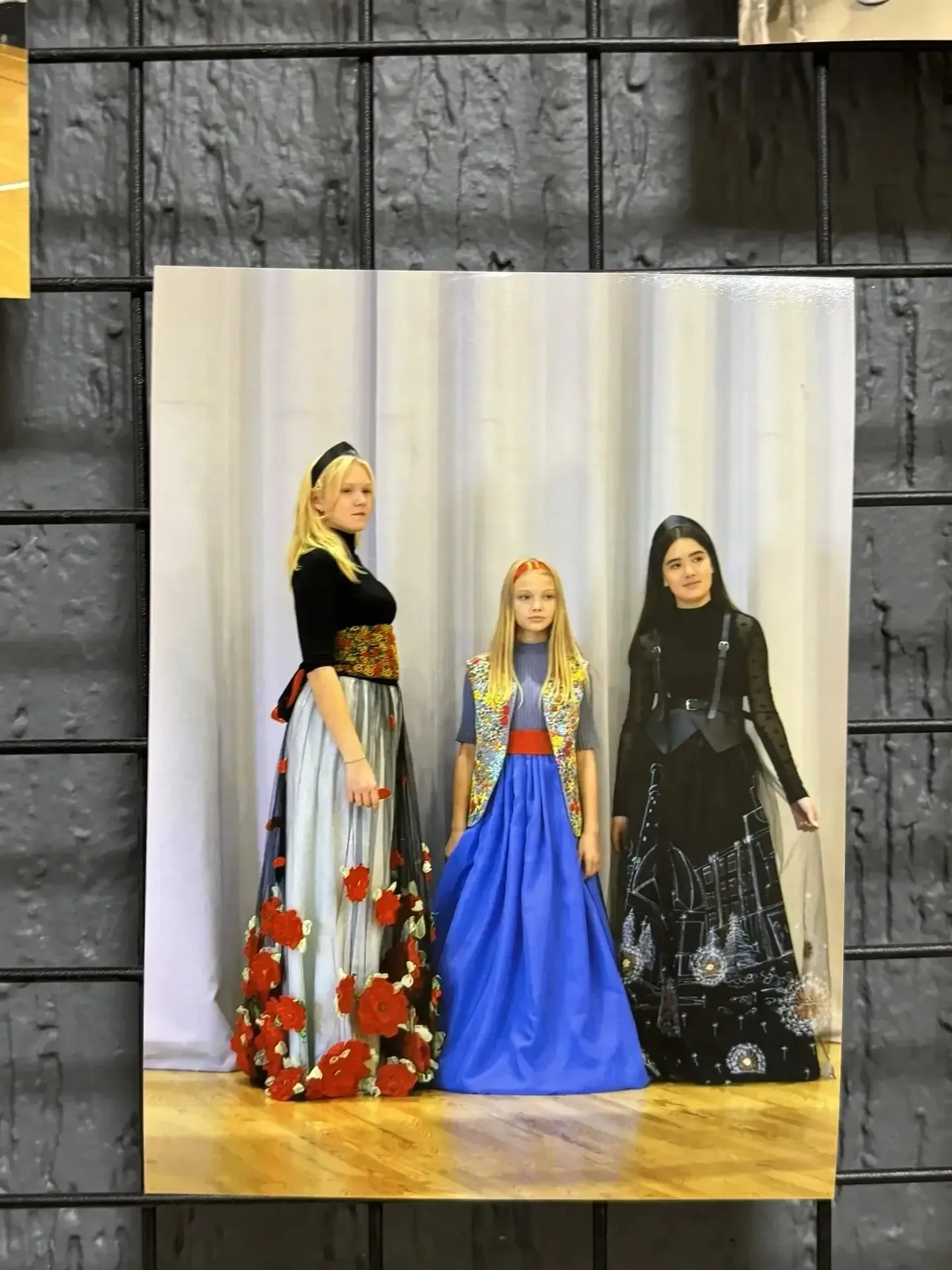 Сердце школы в фотографиях: открылась выставка «Наша школа. Наш район» 📸✨                           