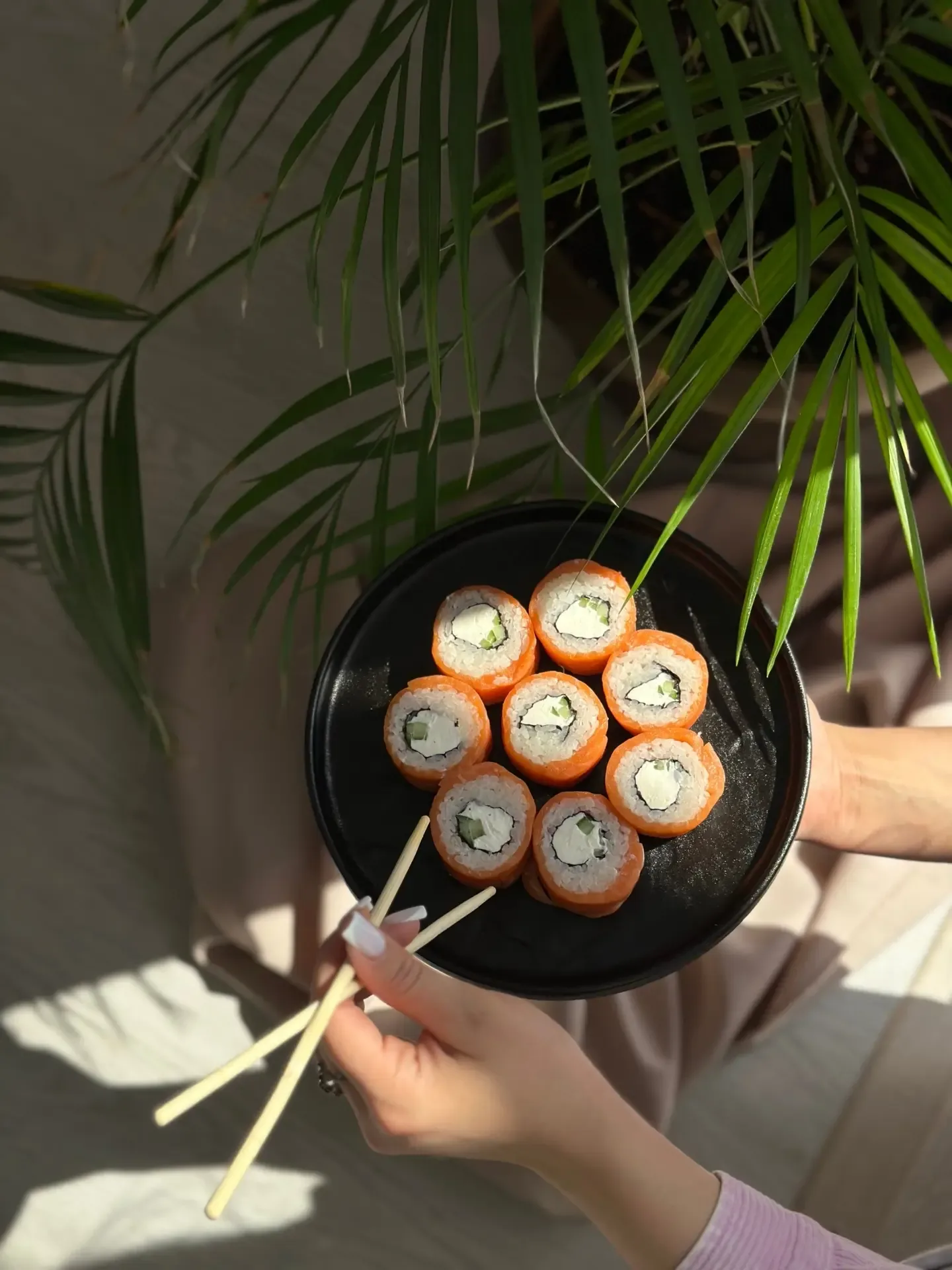 Роллы с лососем или с угрём? 🍣🤔    А может, взять сет, чтобы попробовать всё?  Мы не будем мучить ва