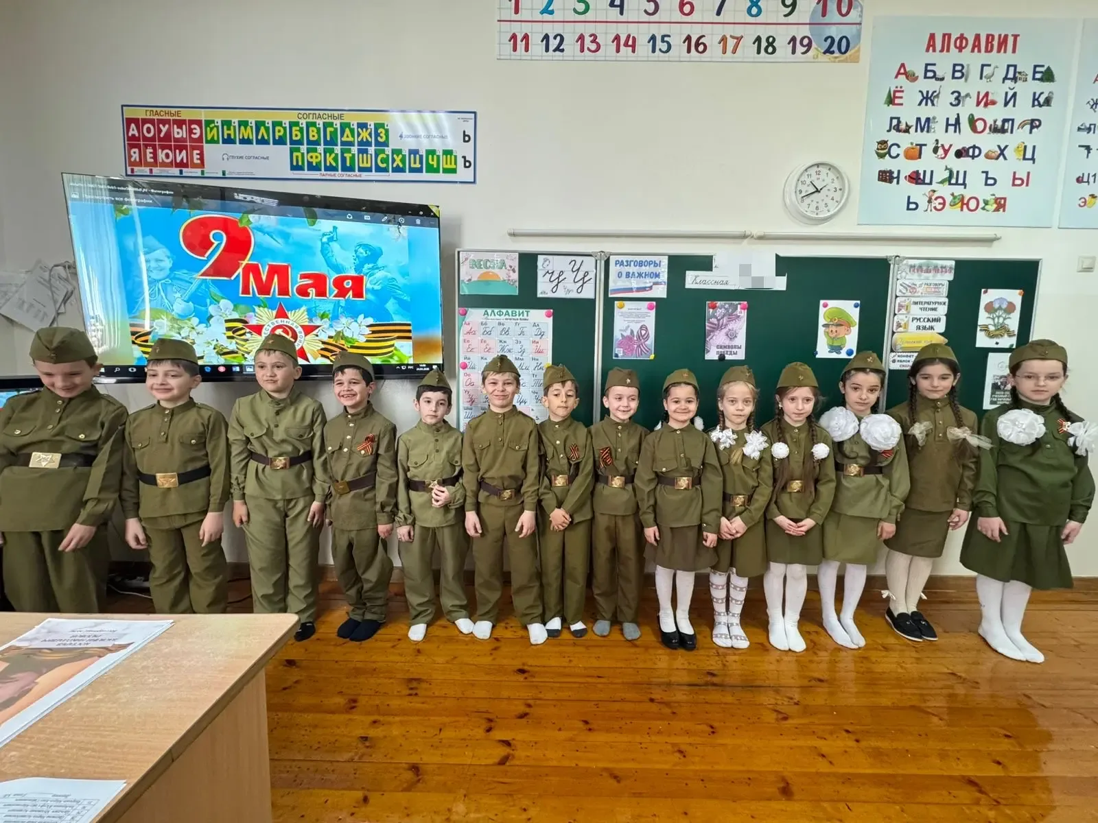 12 мая в МБОУ " СОШ √6 г. Урус-Мартан"был проведён классный час на тему 9 Мая-День Победы, в 1 класс