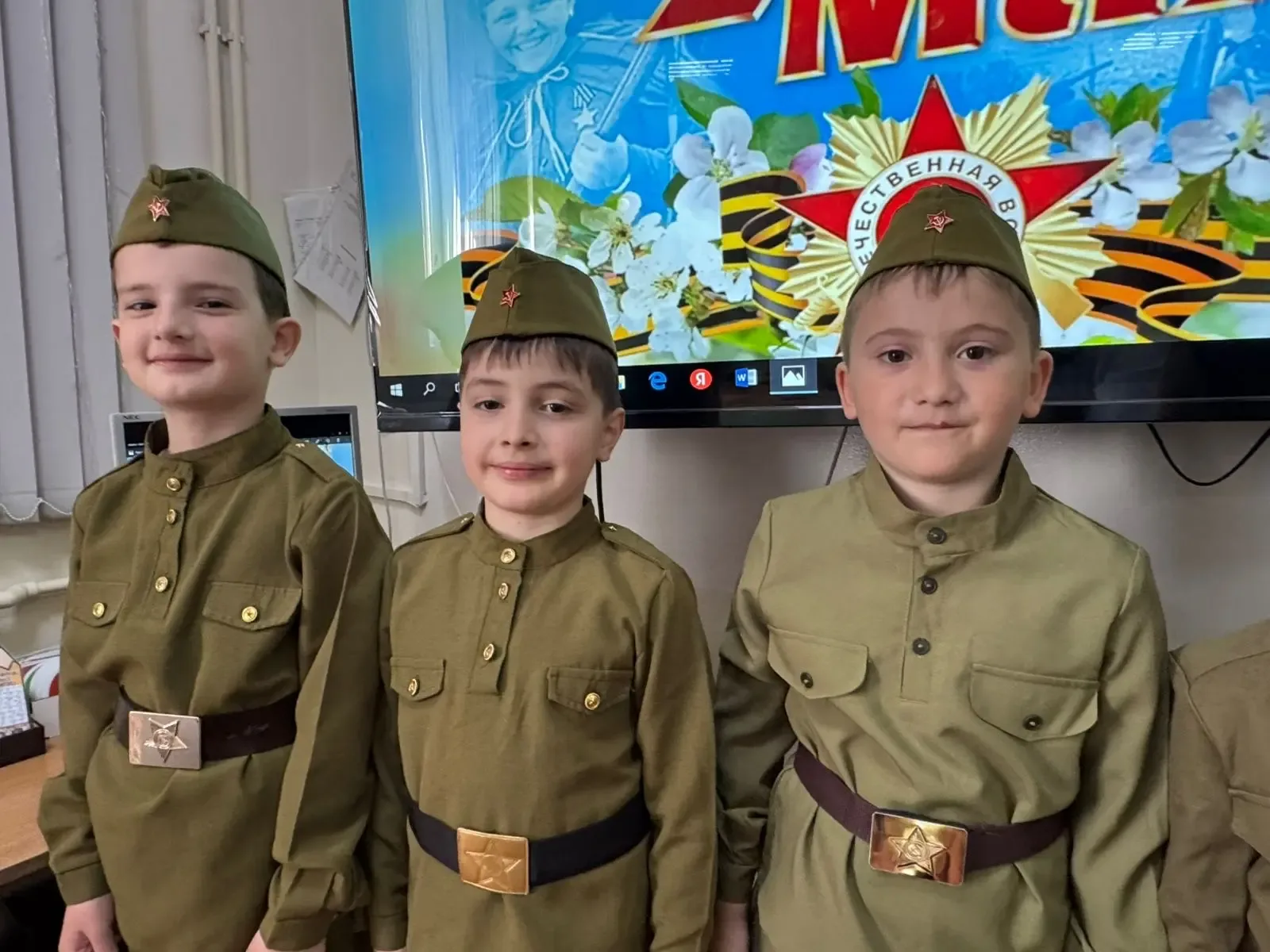 12 мая в МБОУ " СОШ √6 г. Урус-Мартан"был проведён классный час на тему 9 Мая-День Победы, в 1 класс