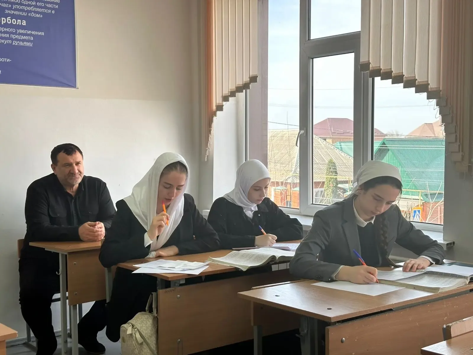 Урок русского языка в 11Б классе посетил директор нашей школы  Гатаев А. В.  Занятие проходило в тёп