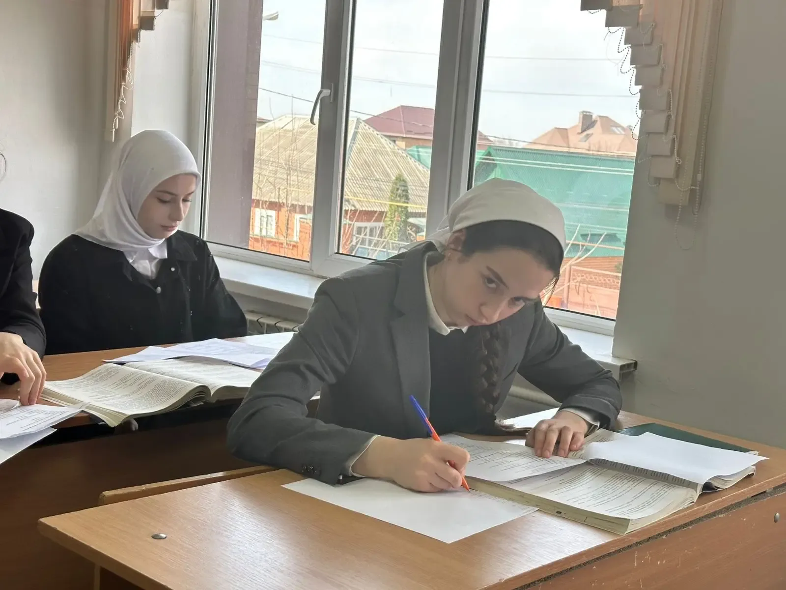 Урок русского языка в 11Б классе посетил директор нашей школы  Гатаев А. В.  Занятие проходило в тёп