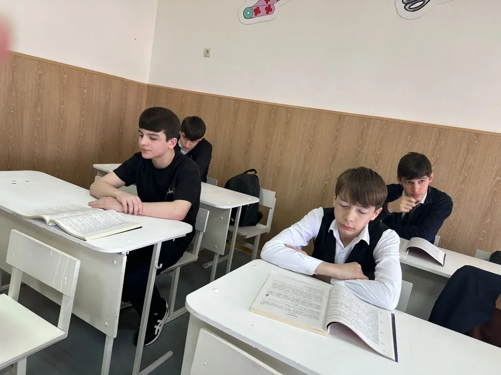 12.05.2026 в МБОУ СОШ6 г. Урус-Мартан» прошло дополнительное занятие по русскому языку в 9 Д Цели за
