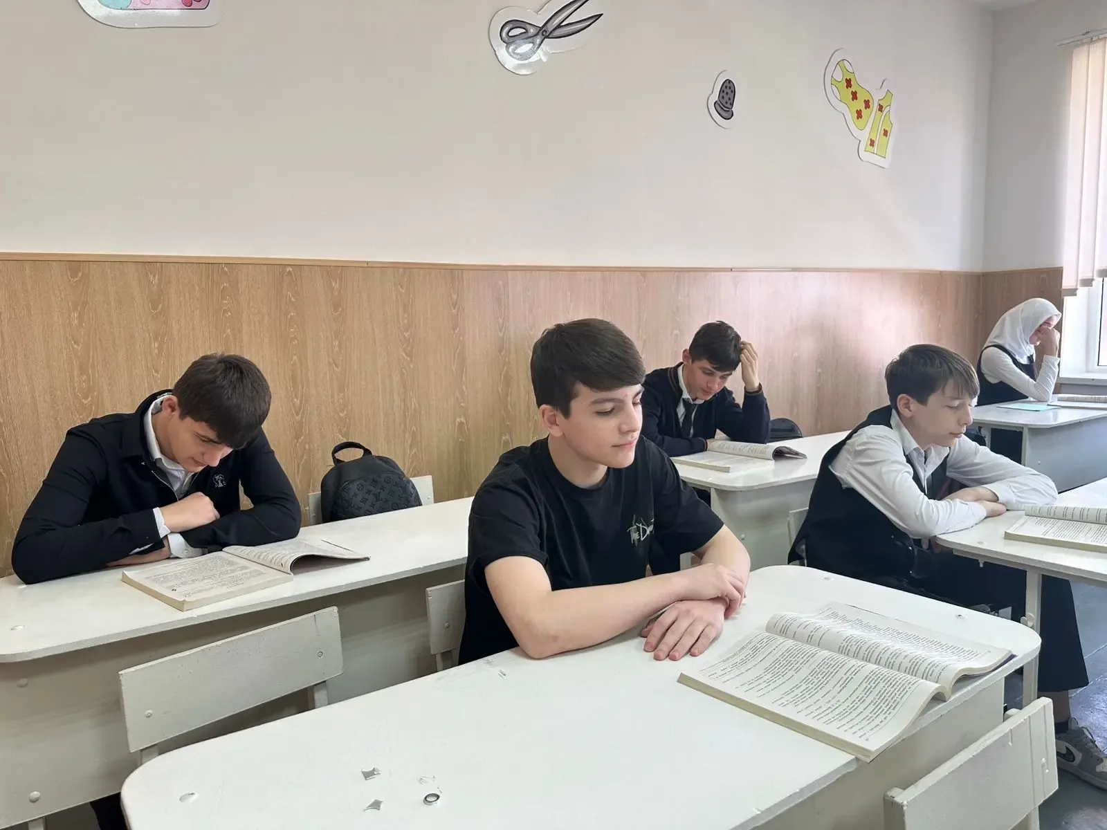 12.05.2026 в МБОУ СОШ6 г. Урус-Мартан» прошло дополнительное занятие по русскому языку в 9 Д Цели за