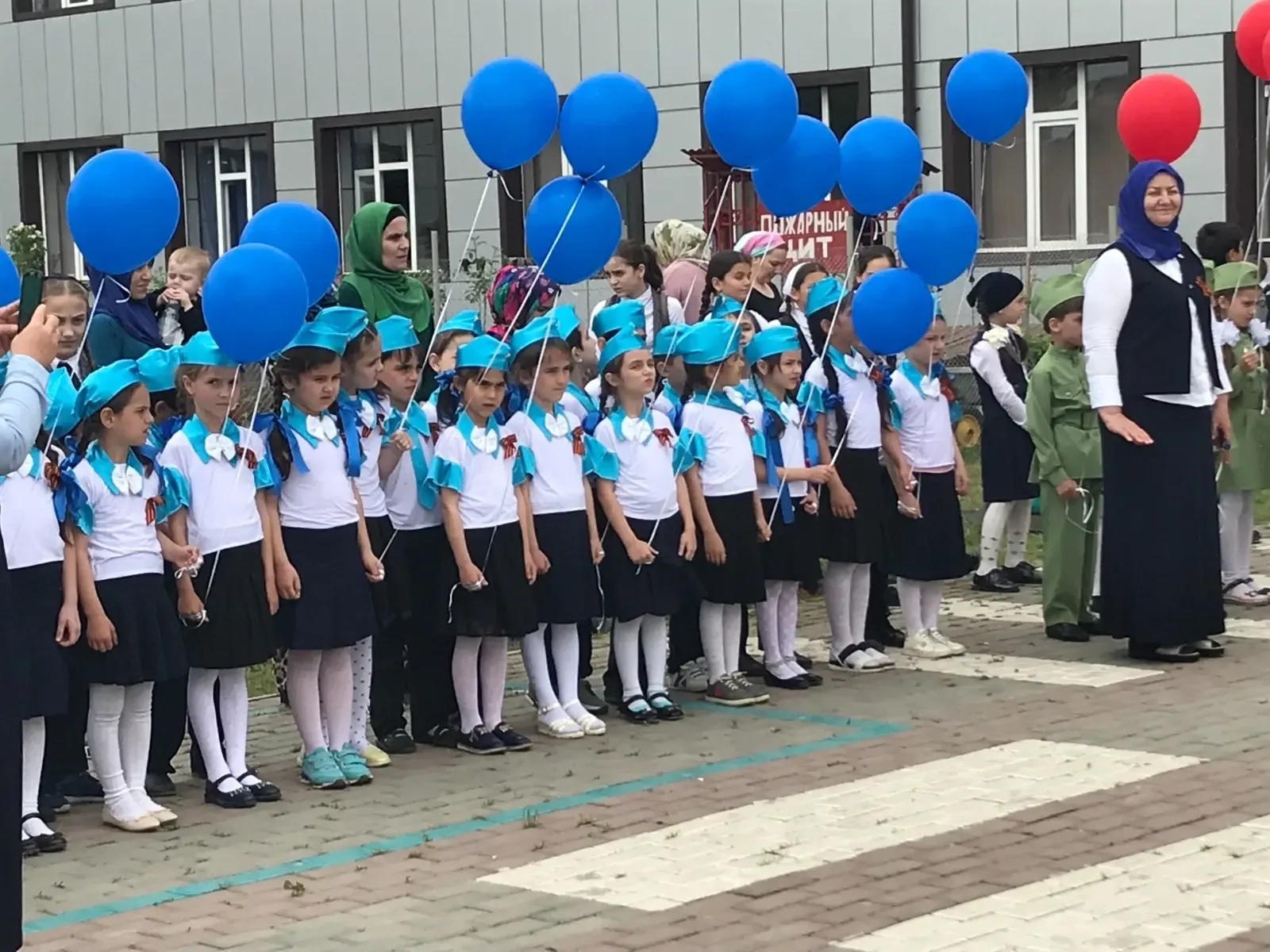 По доброй традиции в МБОУ «СОШ№6 г.Урус-Мартан» прошел Парад Победы, приуроченный 81-й годовщине Вел