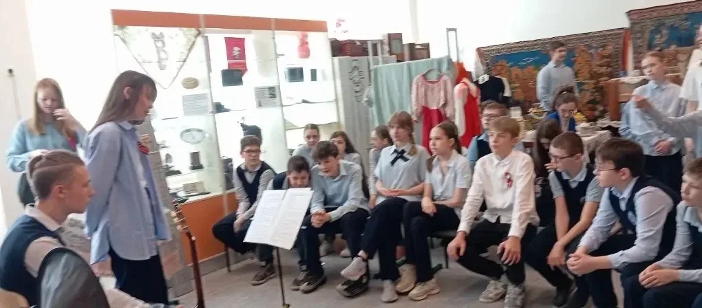 "СИМВОЛ МУЖЕСТВА, БОЛИ, НАДЕЖДЫ И ЛЮБВИ - ПЕСНИ НА ВОЙНЕ" Сегодня в нашем школьном музее "Вехи истор