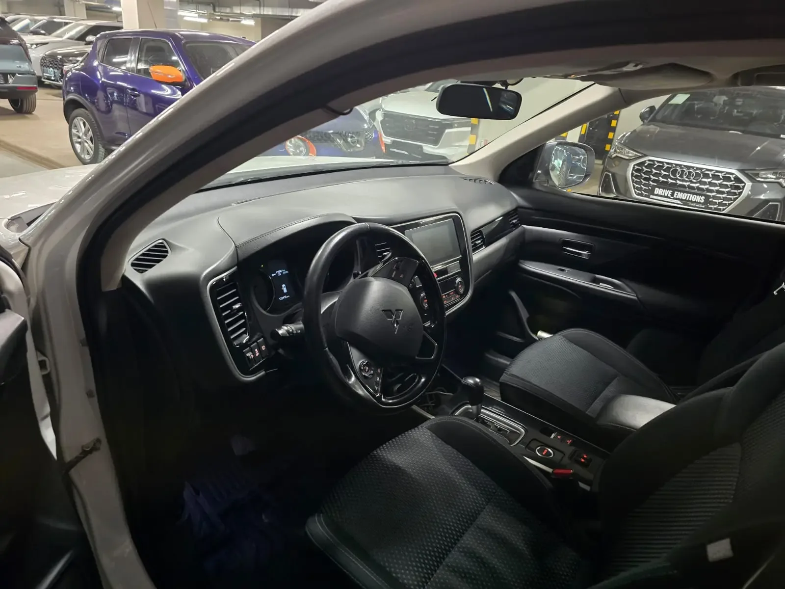 В продажу поступает Mitsubishi Outlander III.  Основное: • Год выпуска: 2018 • Эксплуатация с: 2019 
