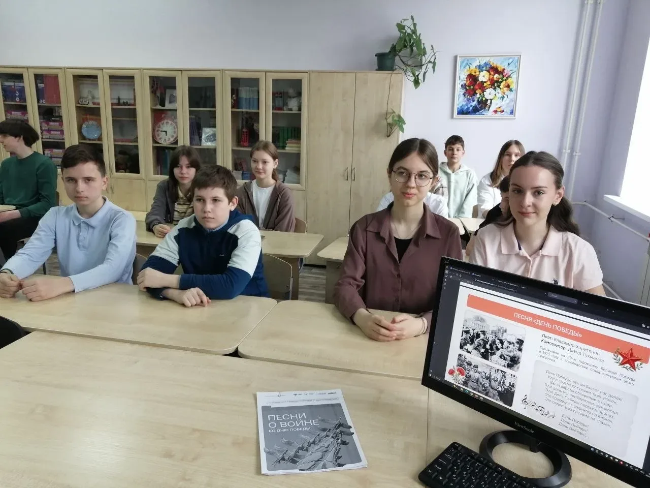 🎶 «Разговоры о важном»: песни о войне ко Дню Победы 🎶  Сегодня в нашей школе прошли торжественные ли