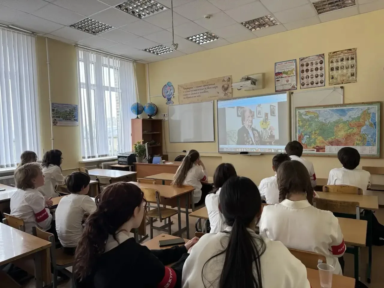 🎶 «Разговоры о важном»: песни о войне ко Дню Победы 🎶  Сегодня в нашей школе прошли торжественные ли