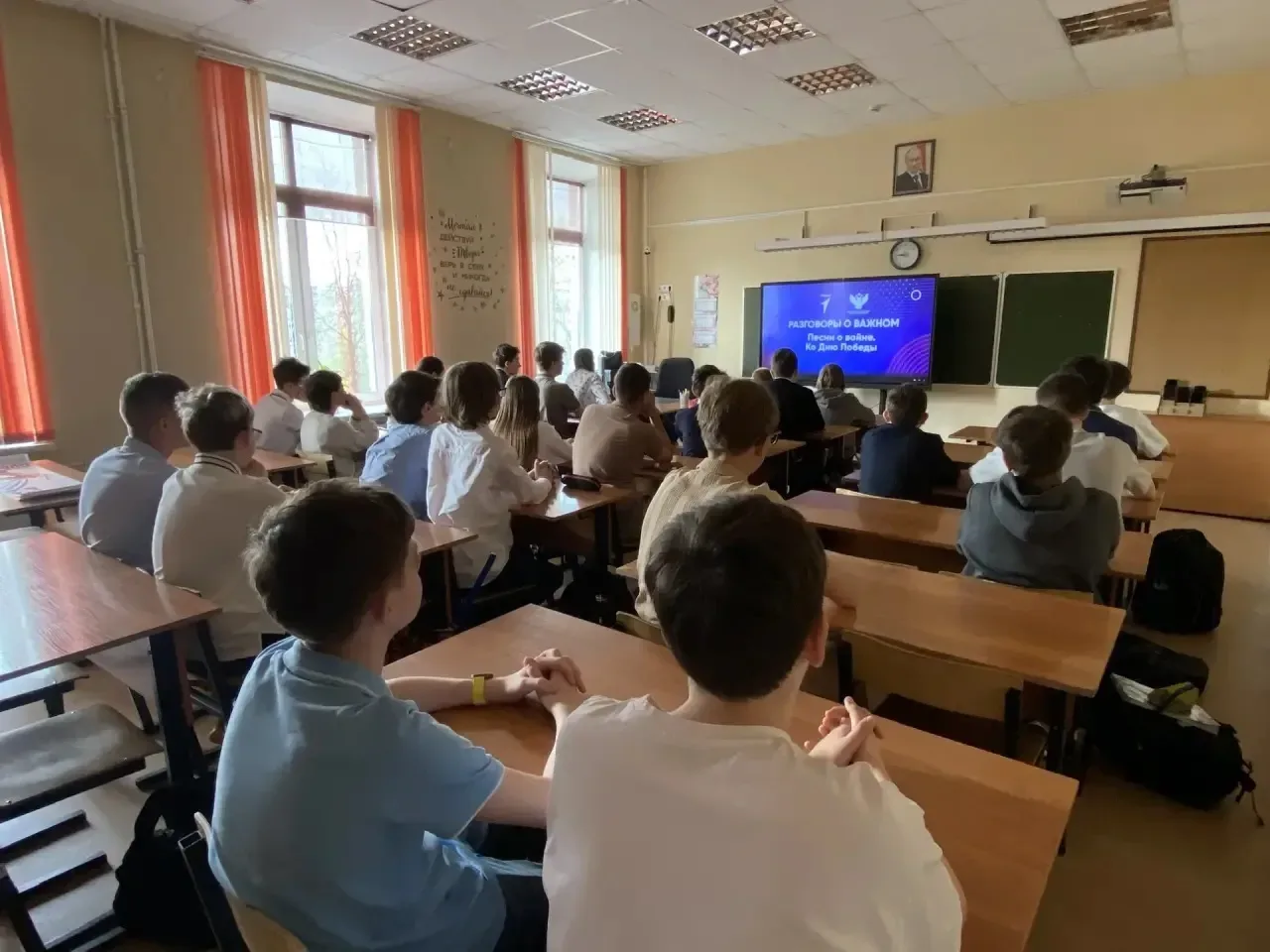 🎶 «Разговоры о важном»: песни о войне ко Дню Победы 🎶  Сегодня в нашей школе прошли торжественные ли