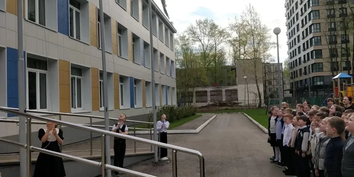 🎶 «Разговоры о важном»: песни о войне ко Дню Победы 🎶  Сегодня в нашей школе прошли торжественные ли