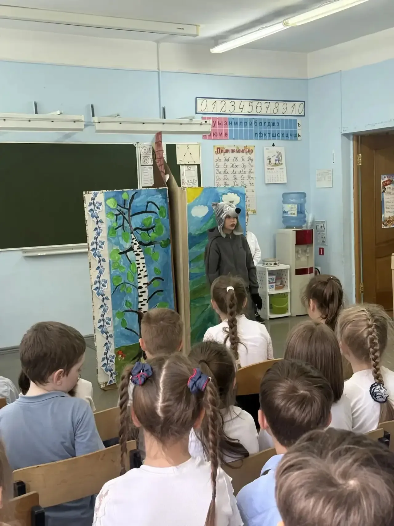 15 мая ученики 3 «Э» класса порадовали первоклассников замечательным спектаклем по  сказке «Красная 