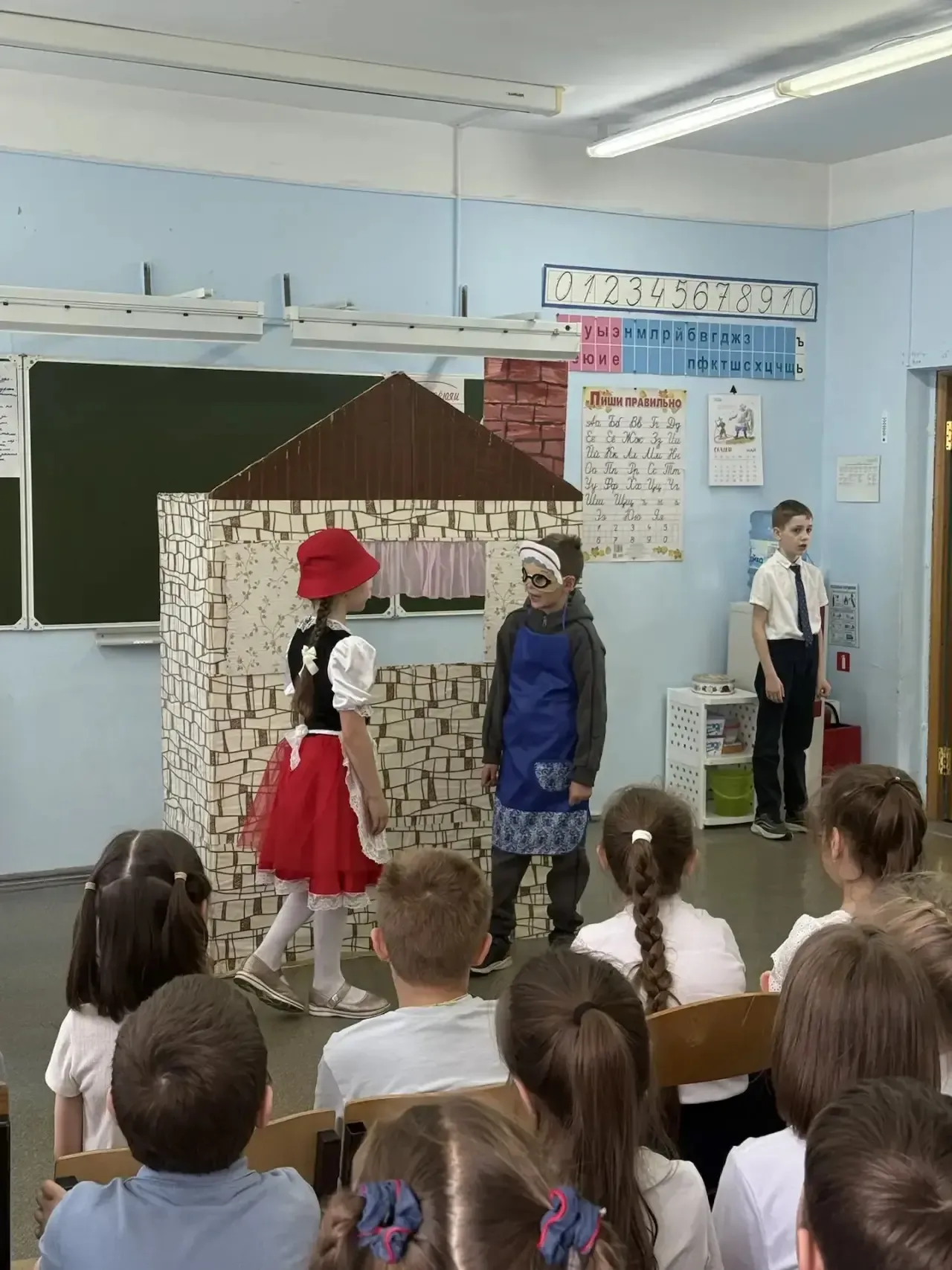 15 мая ученики 3 «Э» класса порадовали первоклассников замечательным спектаклем по  сказке «Красная 