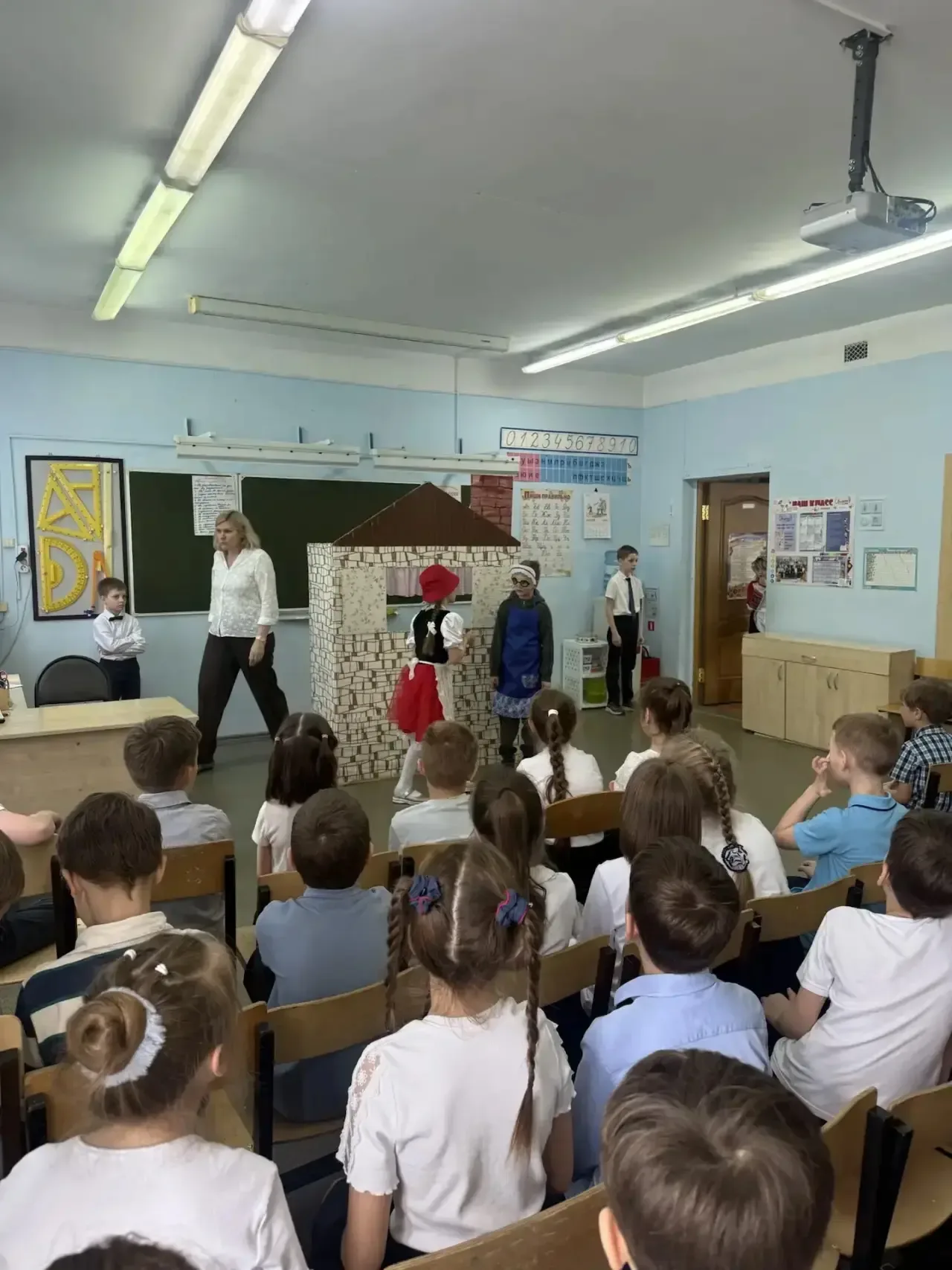 15 мая ученики 3 «Э» класса порадовали первоклассников замечательным спектаклем по  сказке «Красная 