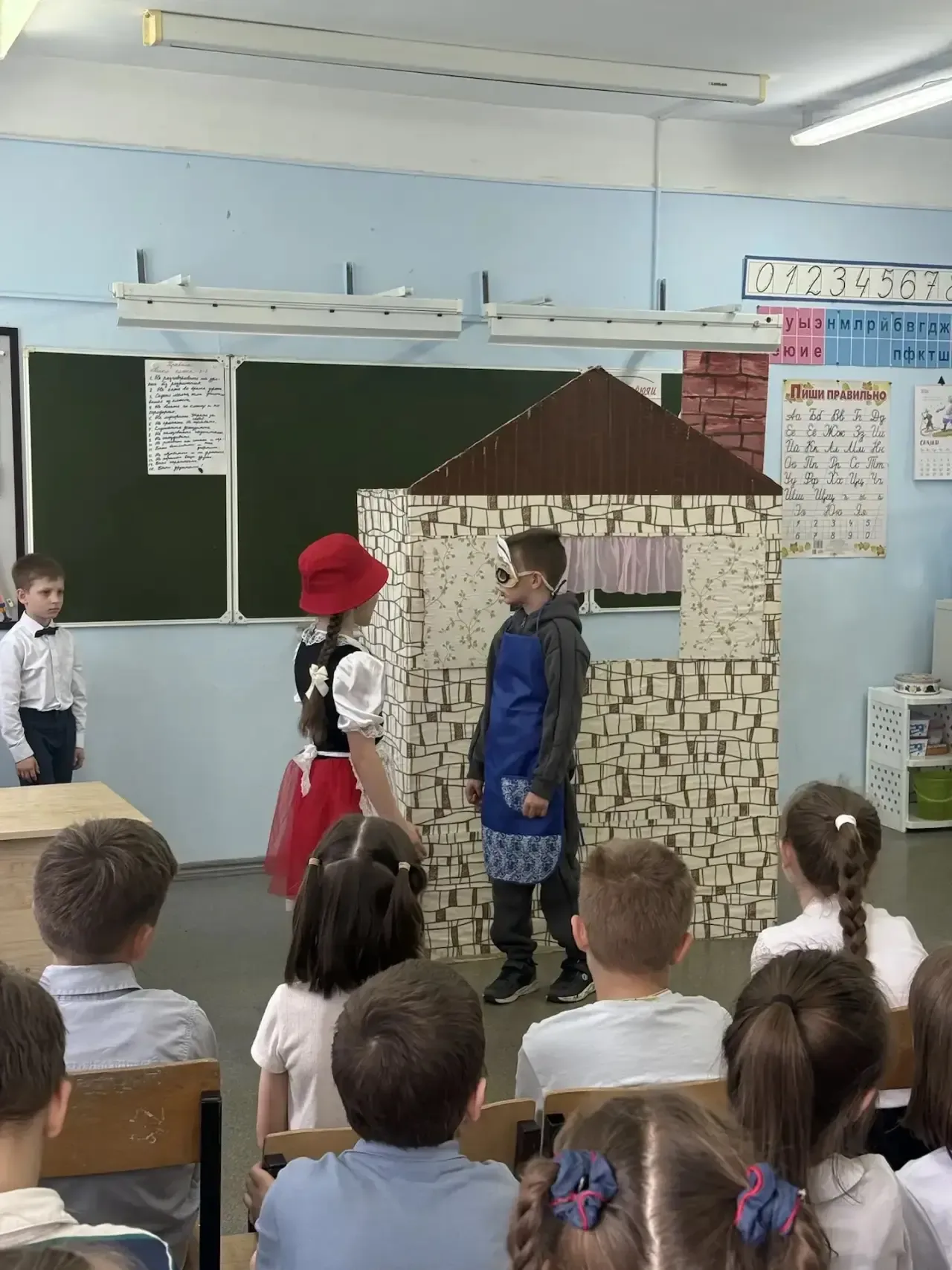 15 мая ученики 3 «Э» класса порадовали первоклассников замечательным спектаклем по  сказке «Красная 