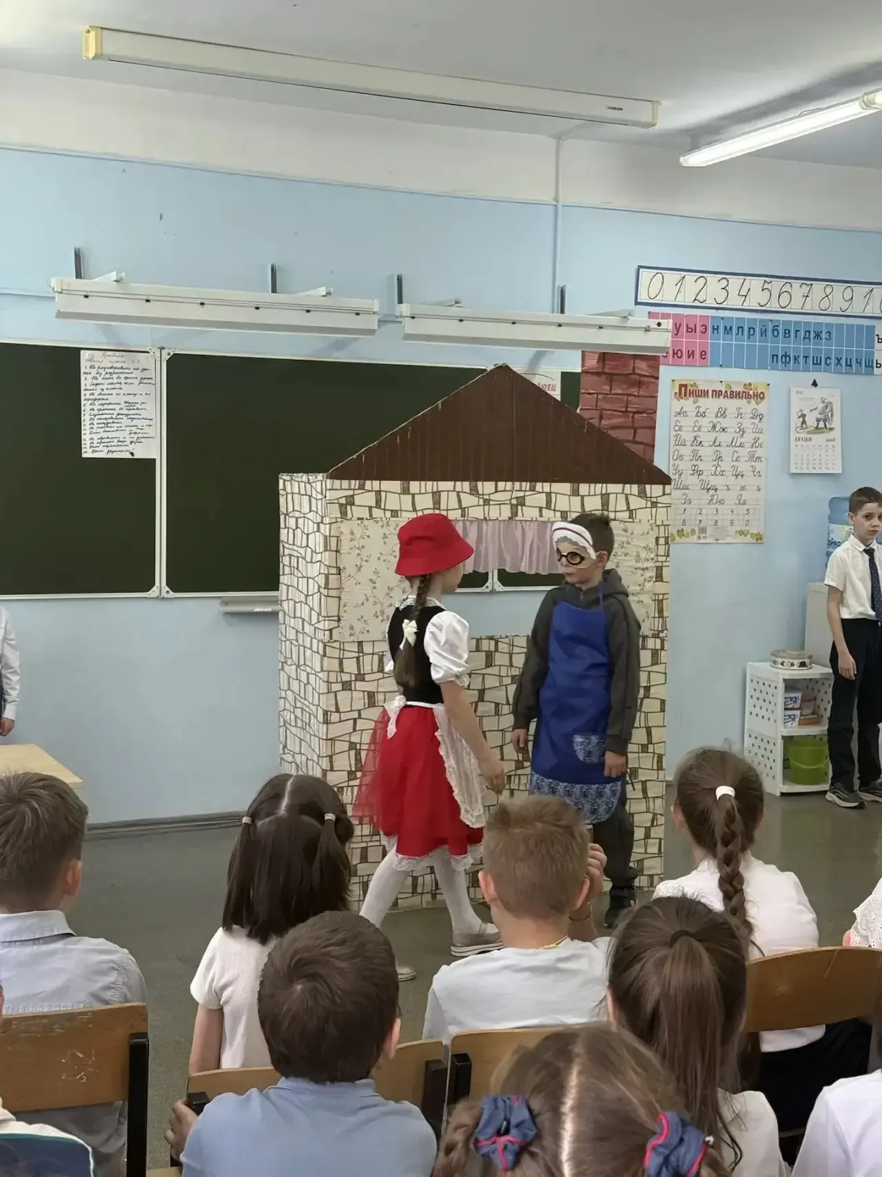 15 мая ученики 3 «Э» класса порадовали первоклассников замечательным спектаклем по  сказке «Красная 
