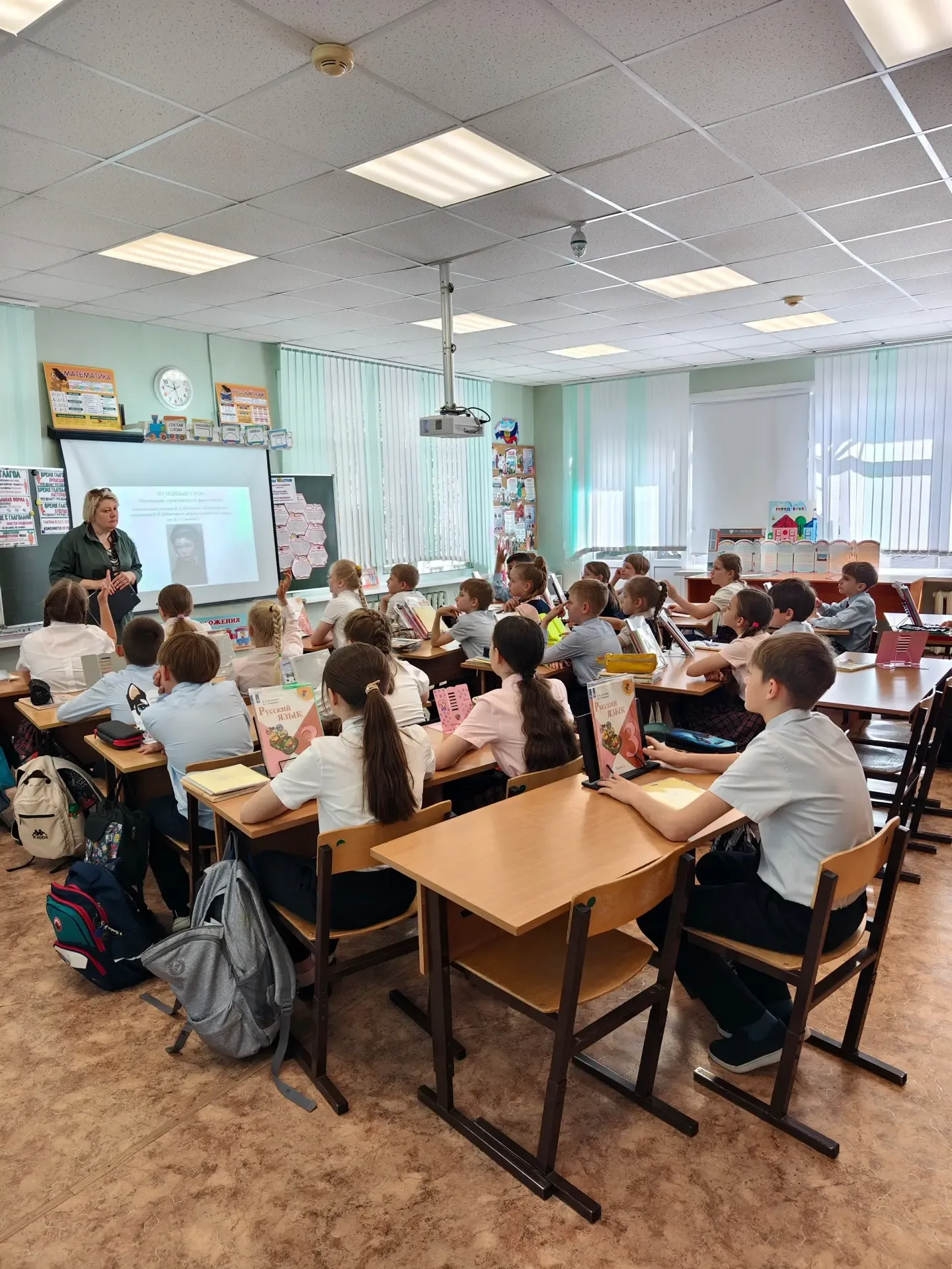 🎖️ 18 мая в гостях у ребят из 3 «В» класса вновь побывала специалист музея Людмила Пантелеева. В это