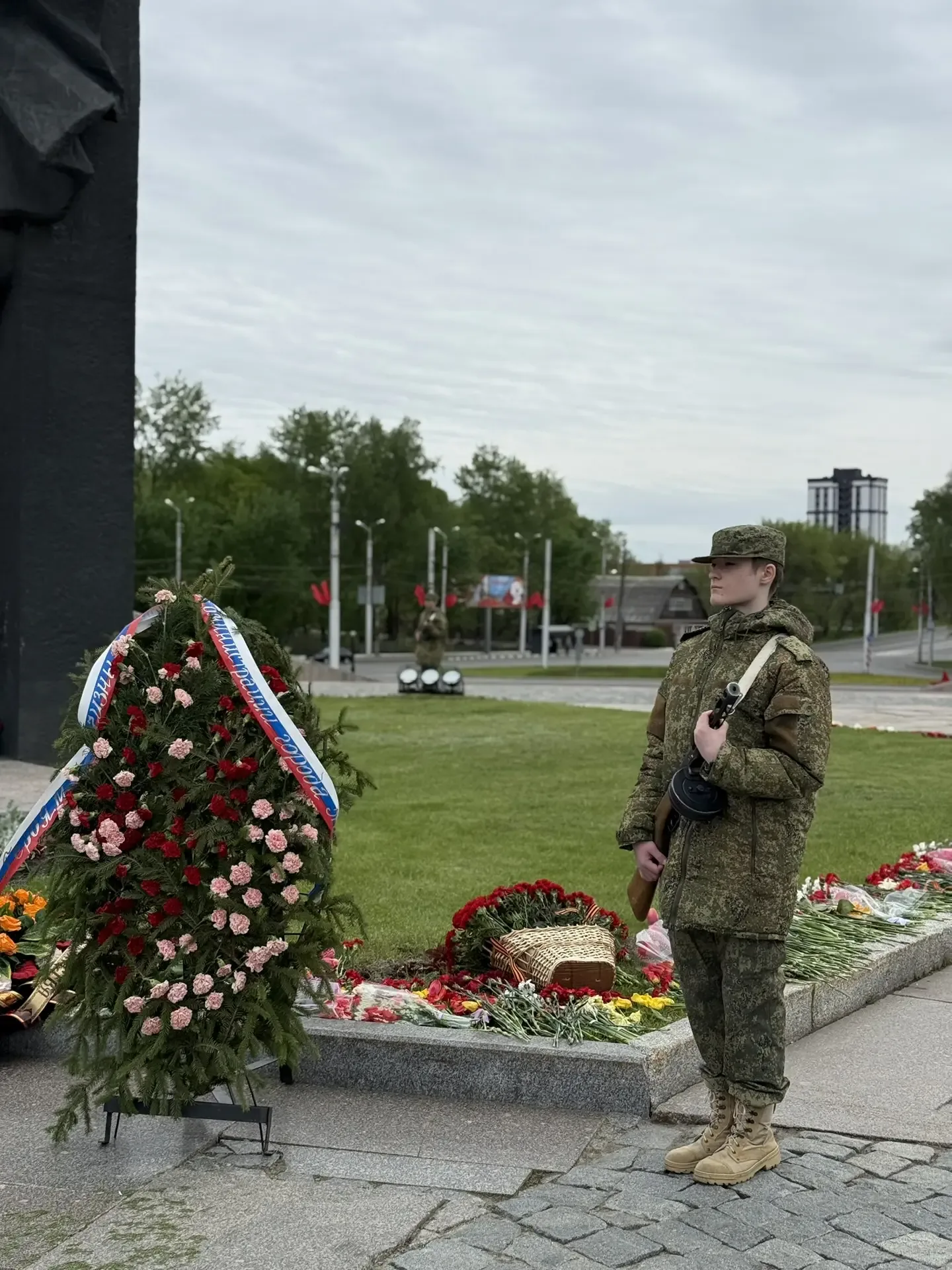 🇷🇺 Сегодня, 10 мая, гимназисты вновь заступили на Пост №1 — место особой памяти, чести и уважения к 