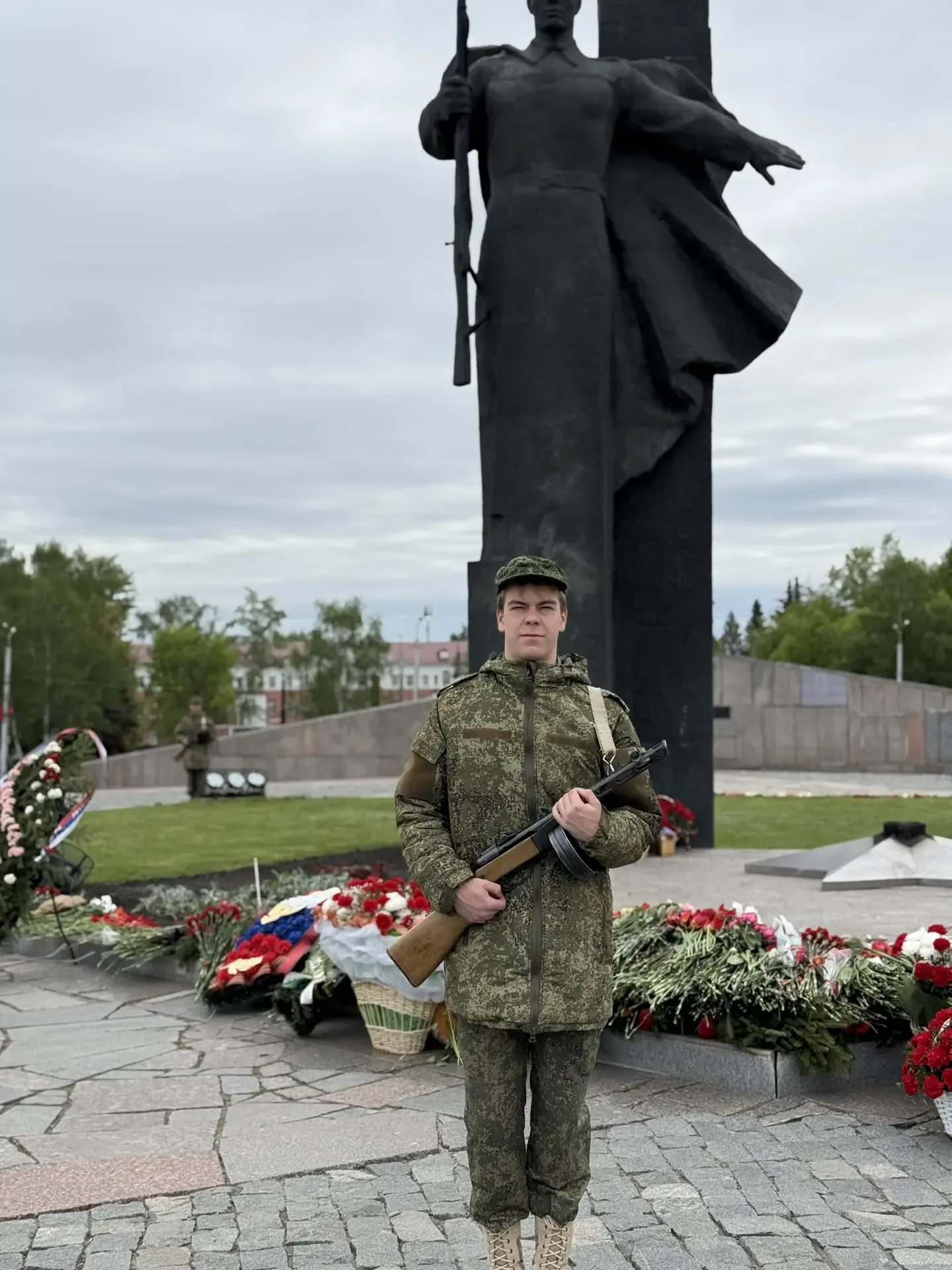 🇷🇺 Сегодня, 10 мая, гимназисты вновь заступили на Пост №1 — место особой памяти, чести и уважения к 