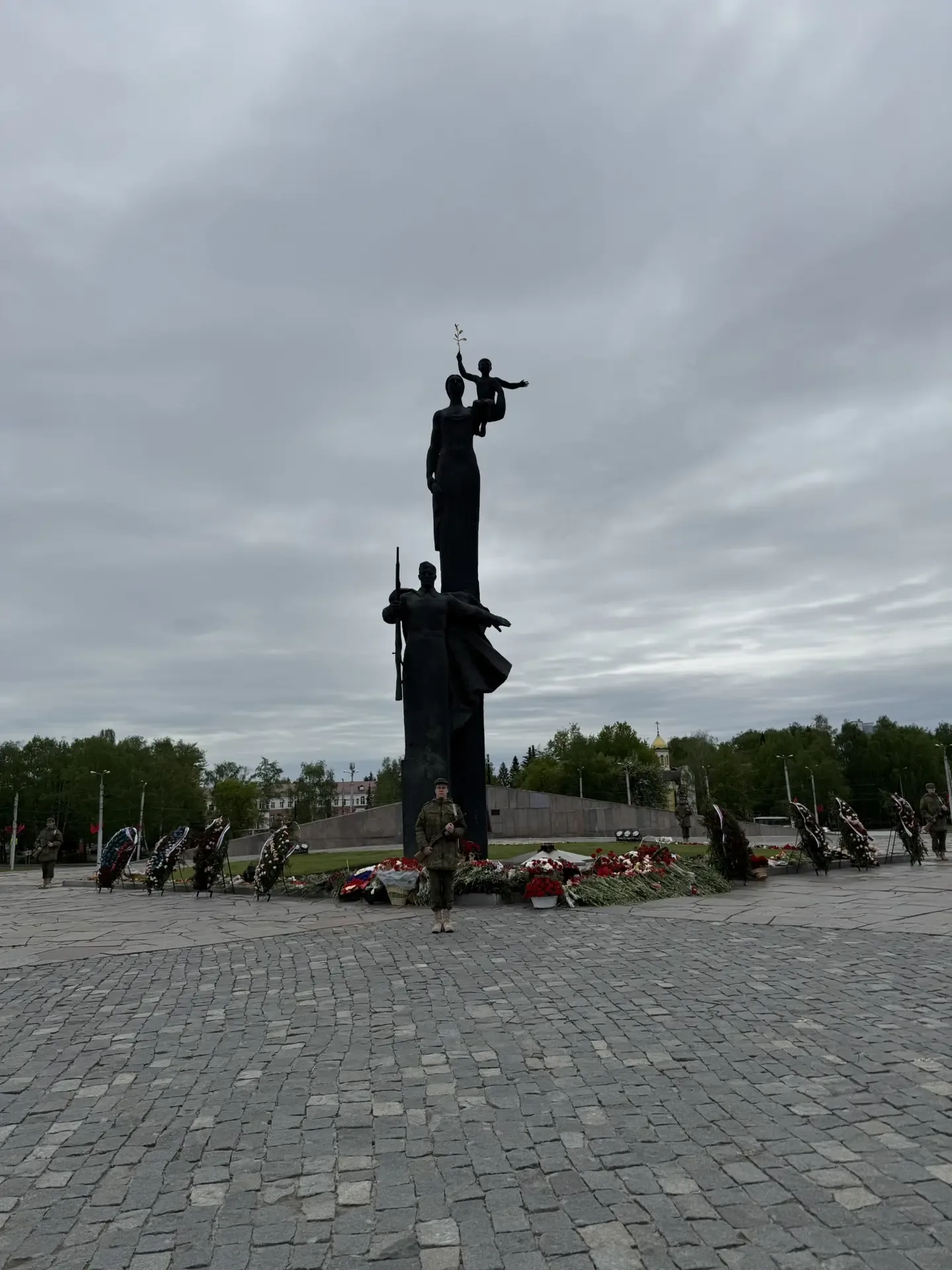 🇷🇺 Сегодня, 10 мая, гимназисты вновь заступили на Пост №1 — место особой памяти, чести и уважения к 
