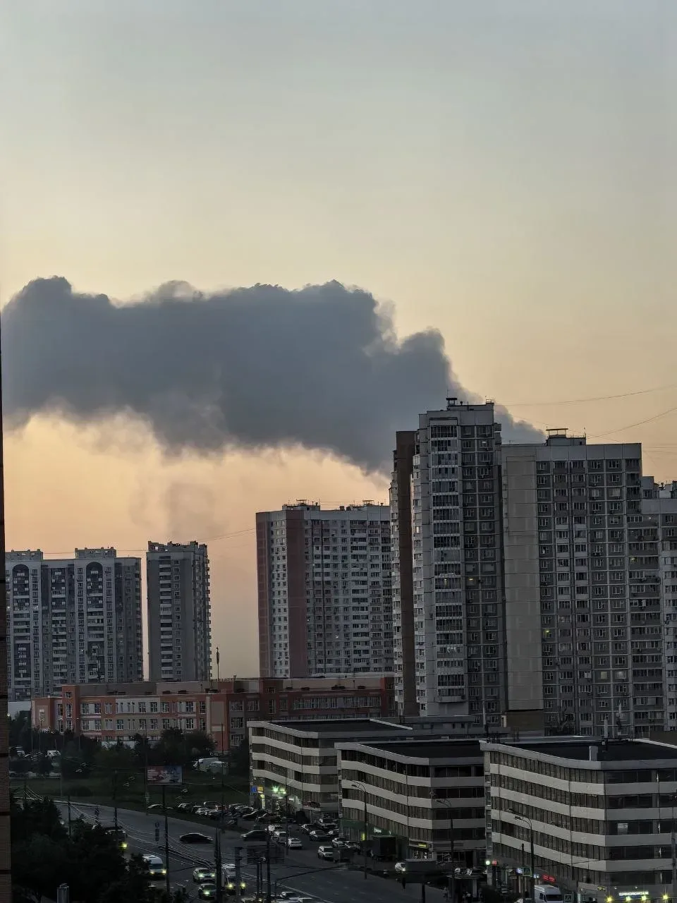 Жители северо-запада Подмосковья заметили огромный столб дыма❗️  Жители Химок, Зеленограда, Лобни и 