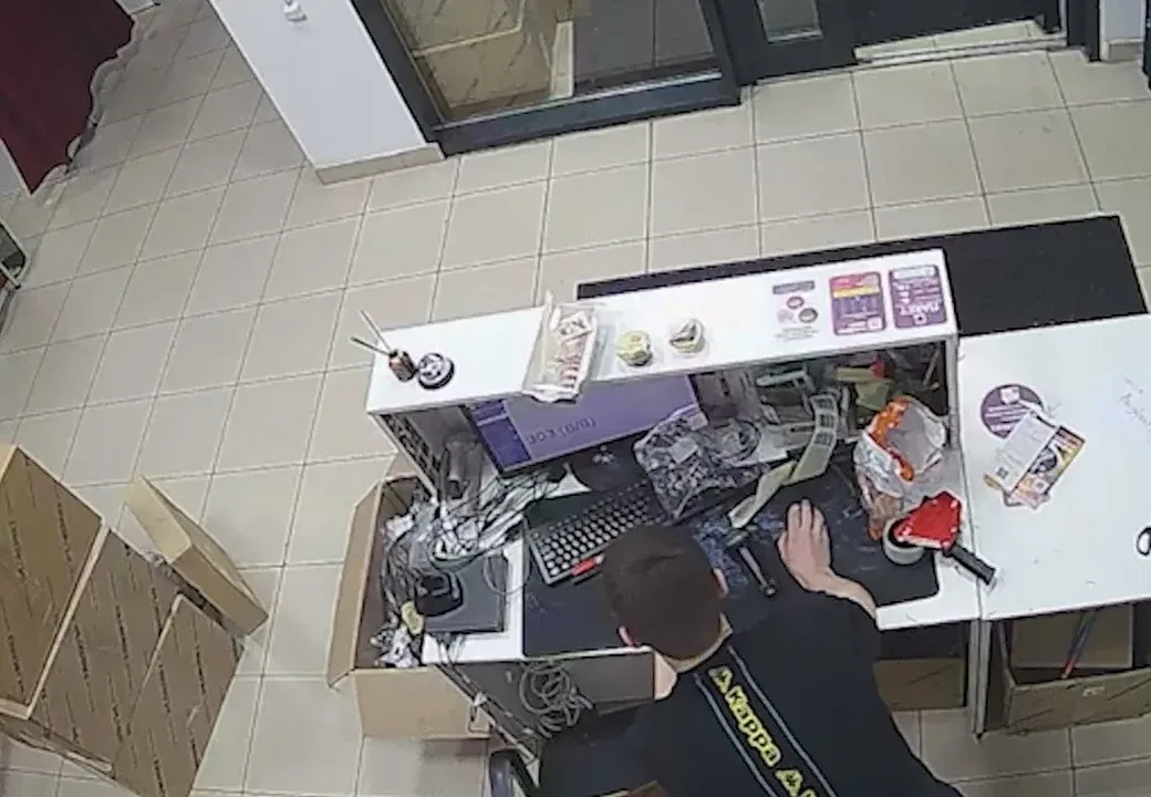 Работа мечты: трое мужчин устроили на ПВЗ в Химках и украли миллионы❗️  В Химках накрыли схему краж 