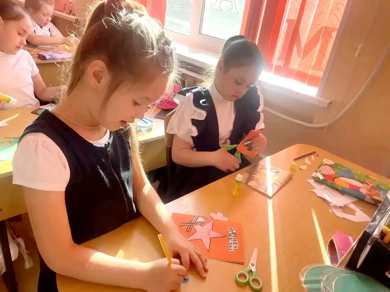 🎨🔥👍 Творческая мастерская продолжает свою работу: мастер‑класс по созданию открыток ко Дню Победы! 🎨