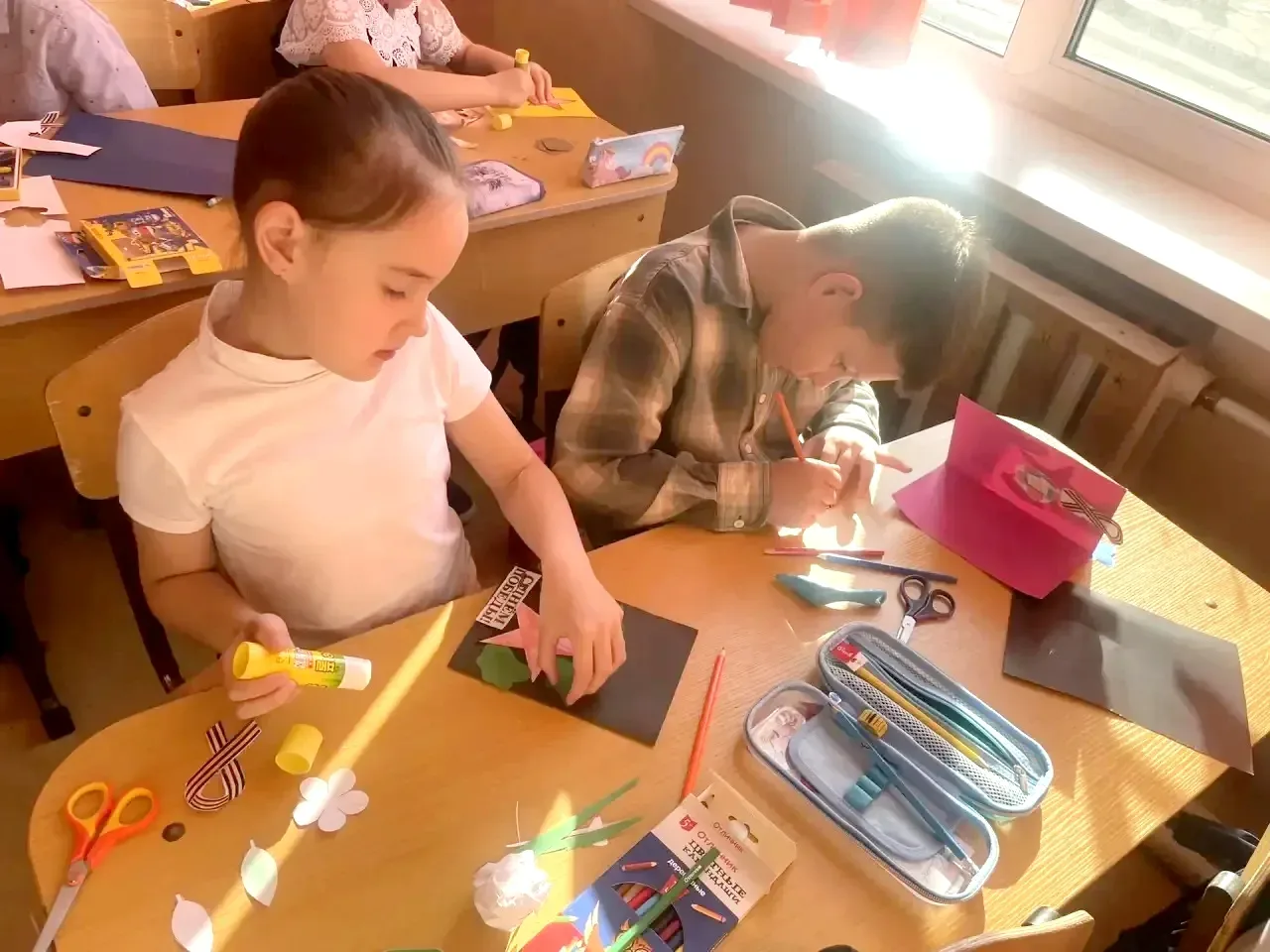 🎨🔥👍 Творческая мастерская продолжает свою работу: мастер‑класс по созданию открыток ко Дню Победы! 🎨