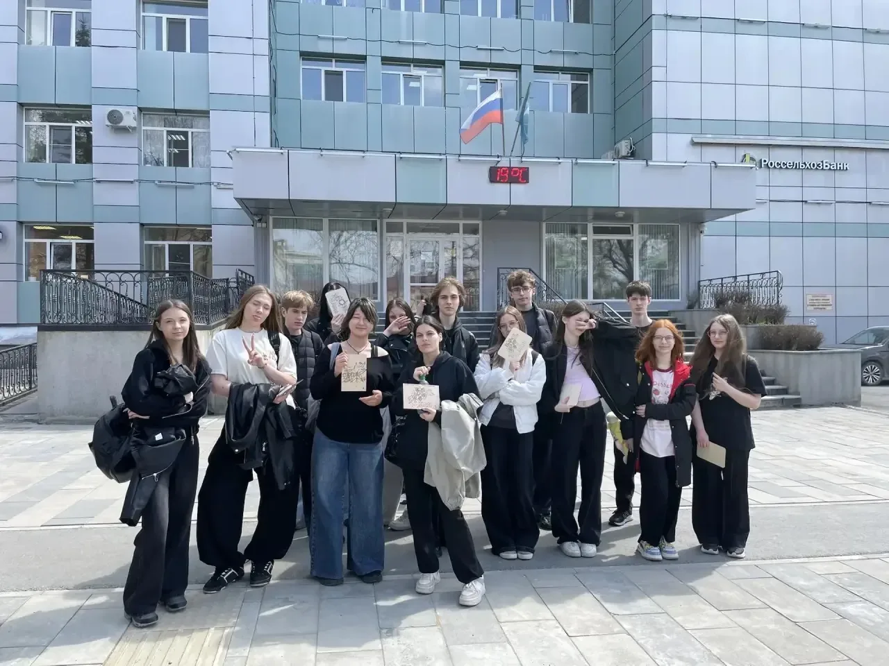 🔥 9 А и 10 В классы побывали на увлекательной социальной экскурсии в центре «Маяк».   Ребята приняли