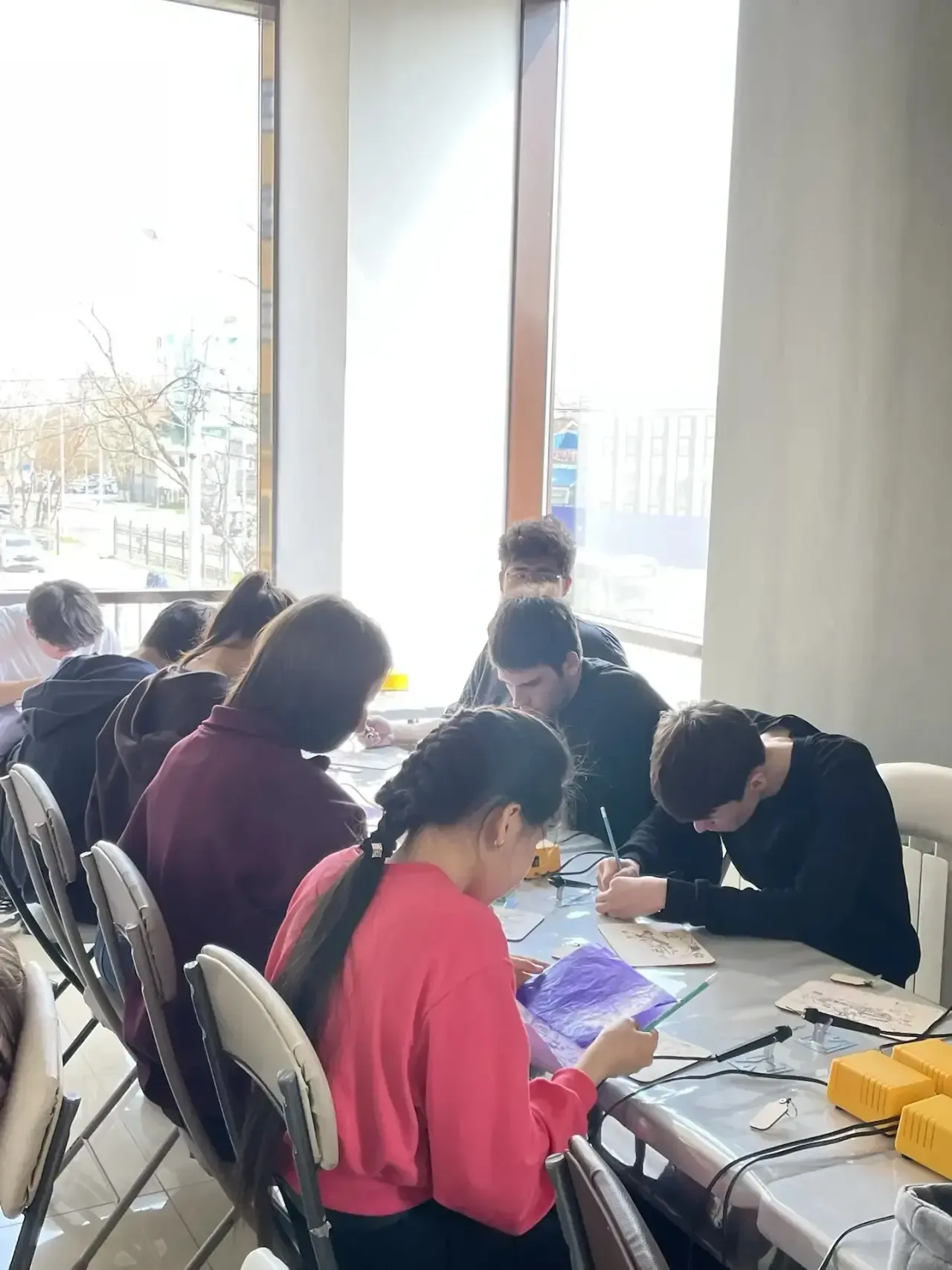 🔥 9 А и 10 В классы побывали на увлекательной социальной экскурсии в центре «Маяк».   Ребята приняли