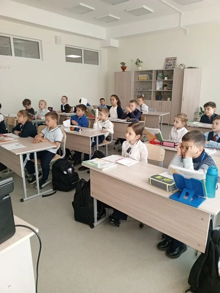 В 1«В» прошёл увлекательный библиотечный урок! 📚✨ Ребята познакомились с тем, что такое библиотека и
