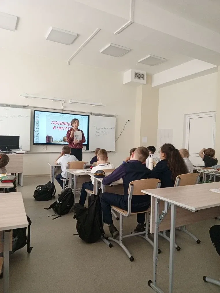 В 1«В» прошёл увлекательный библиотечный урок! 📚✨ Ребята познакомились с тем, что такое библиотека и