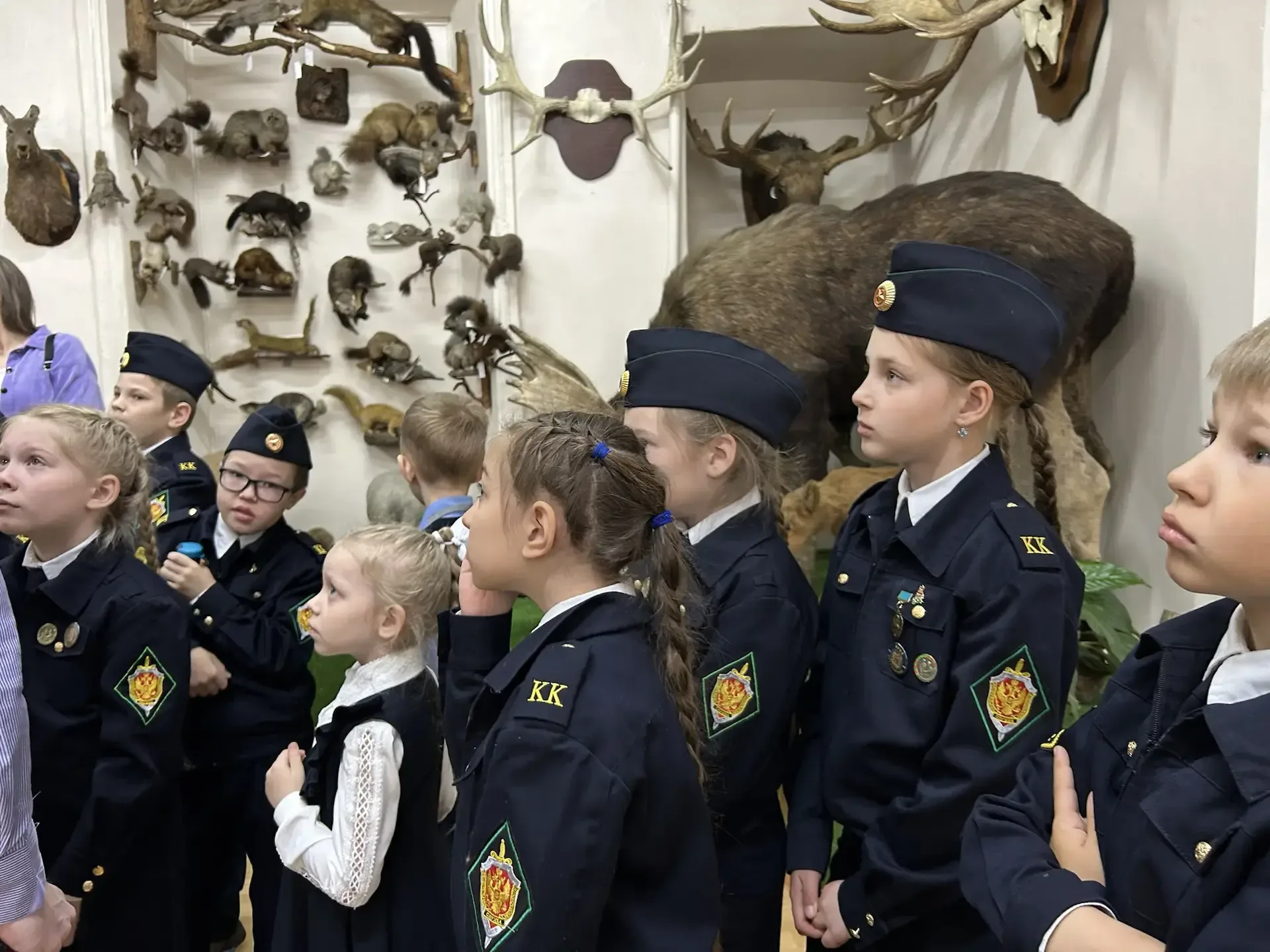 Сегодня ученики 1Б и кадеты 2Б под руководством классного руководителя Ларионовой Ольги Васильевны и
