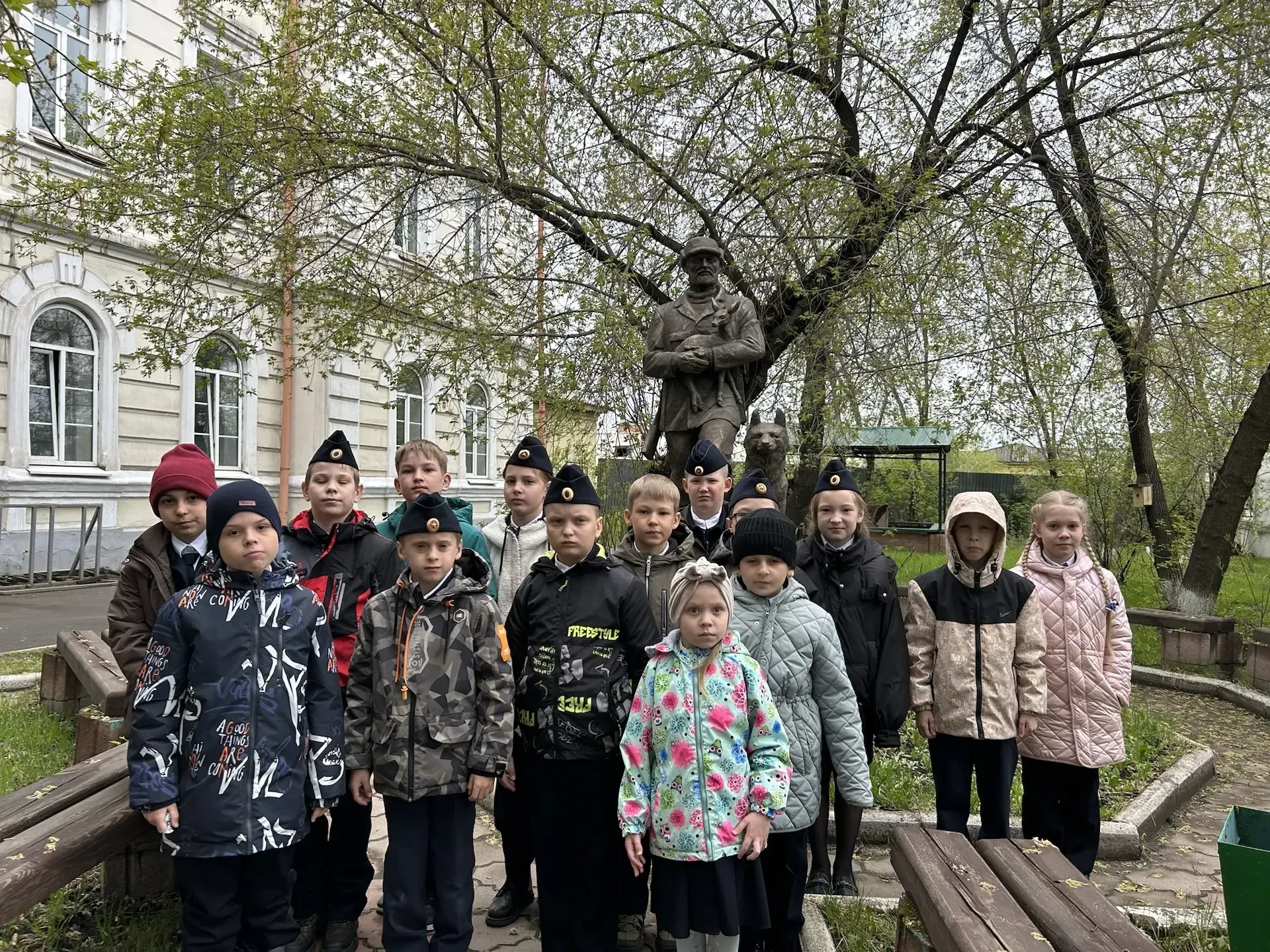 Сегодня ученики 1Б и кадеты 2Б под руководством классного руководителя Ларионовой Ольги Васильевны и