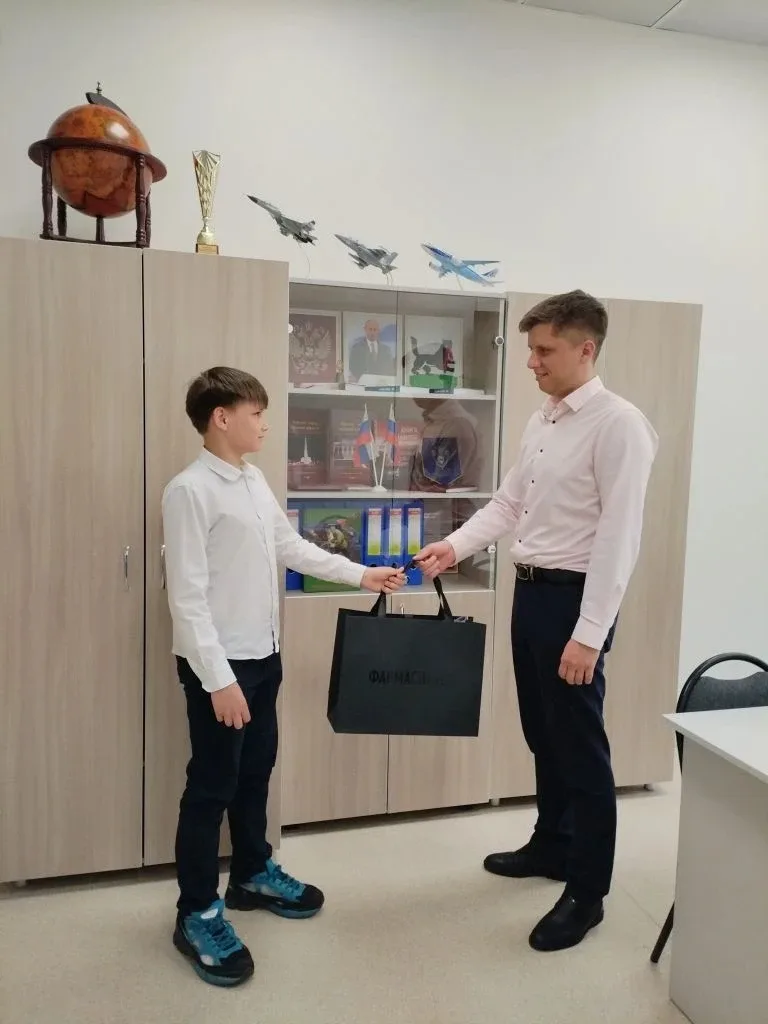 🎁 Партнеры отмечают наши таланты  Сегодня ученик нашей школы получил небольшой, но очень приятный пр
