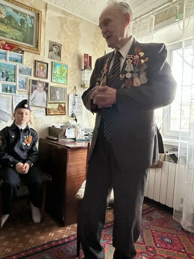 Кадеты нашей школы поздравили ветерана с Великим праздником! 🇷🇺  Сегодня наши кадеты побывали в гост