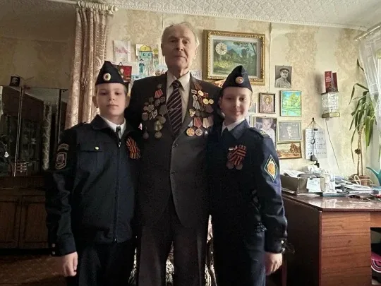 Кадеты нашей школы поздравили ветерана с Великим праздником! 🇷🇺  Сегодня наши кадеты побывали в гост
