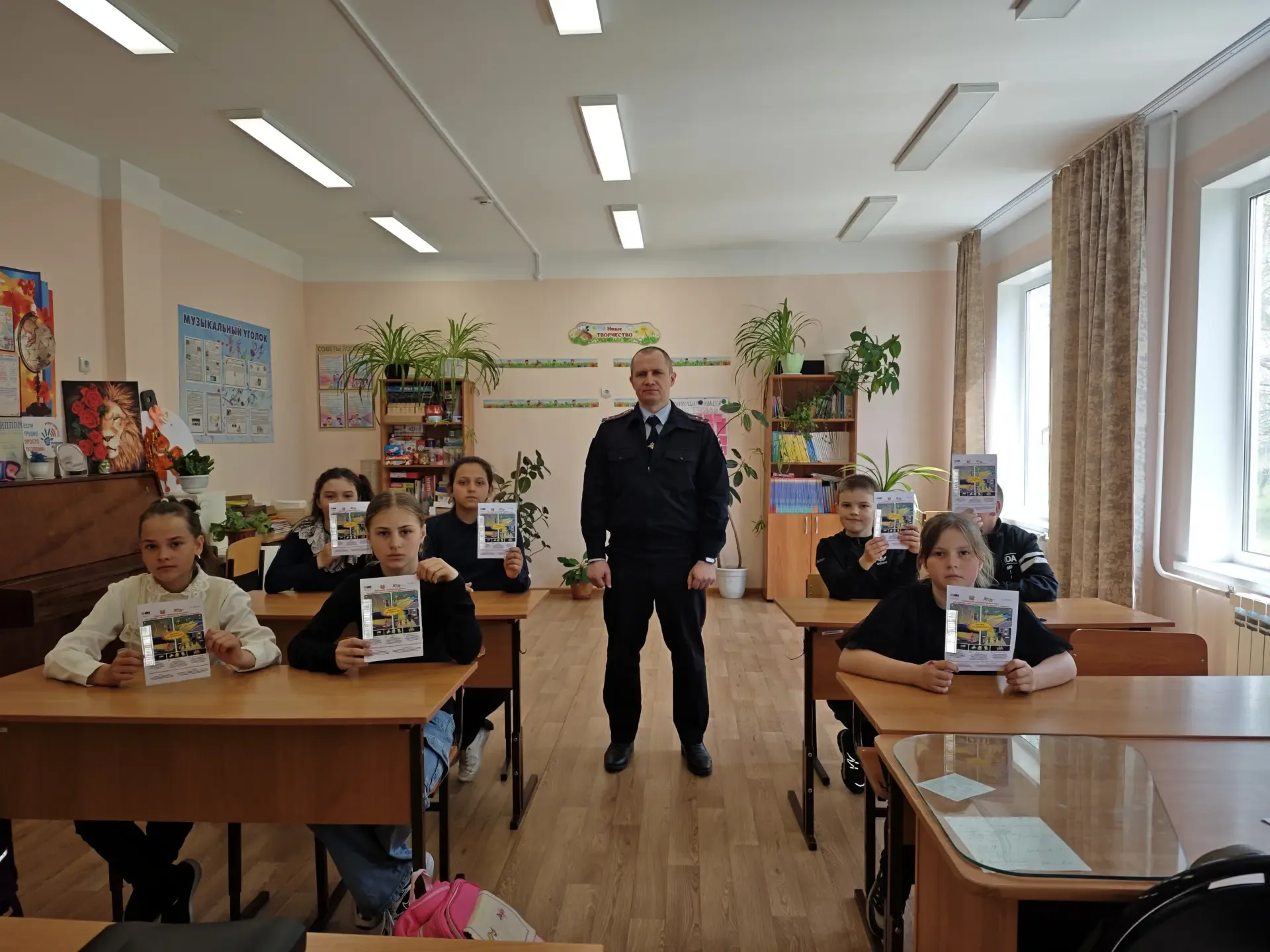 На юге Красноярского края стражи порядка провели для учащихся мастер-класс по повышению заметности в