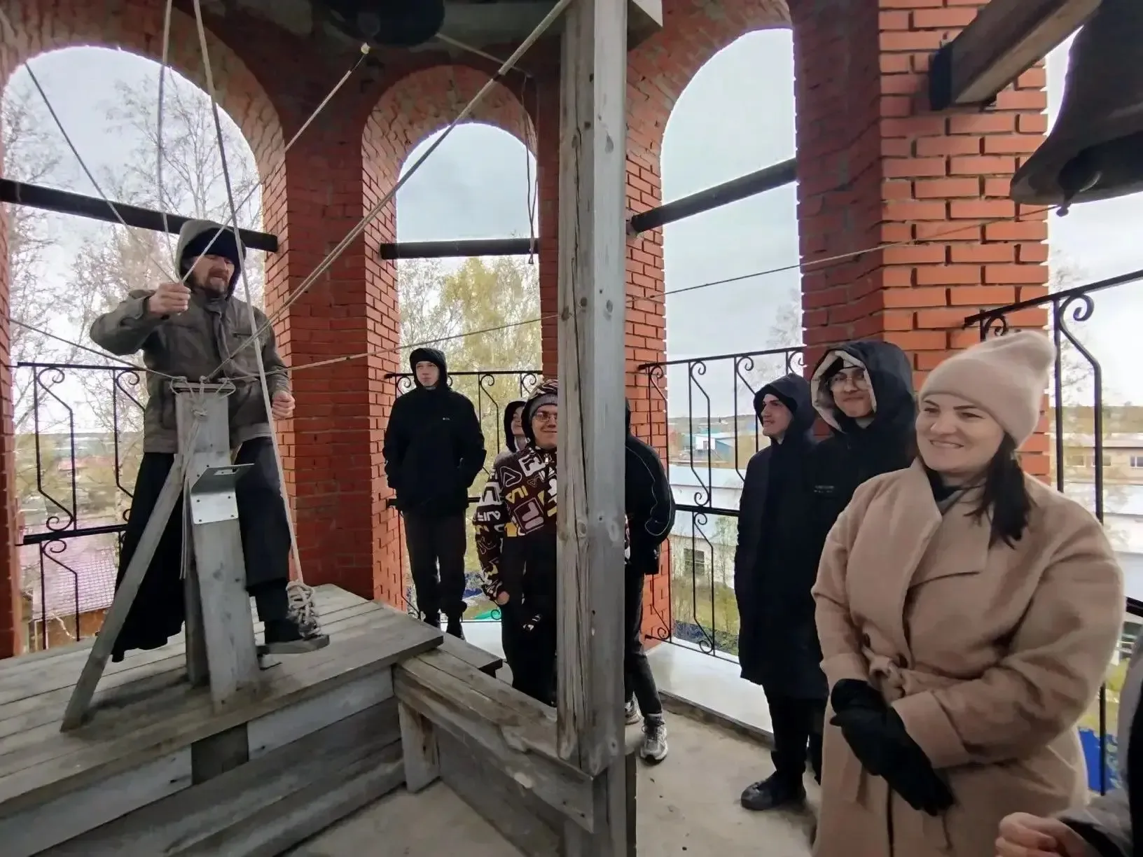 Экскурсия в храм Преображения Господня: знакомство с духовным наследием.   Студенты Парабельского фи