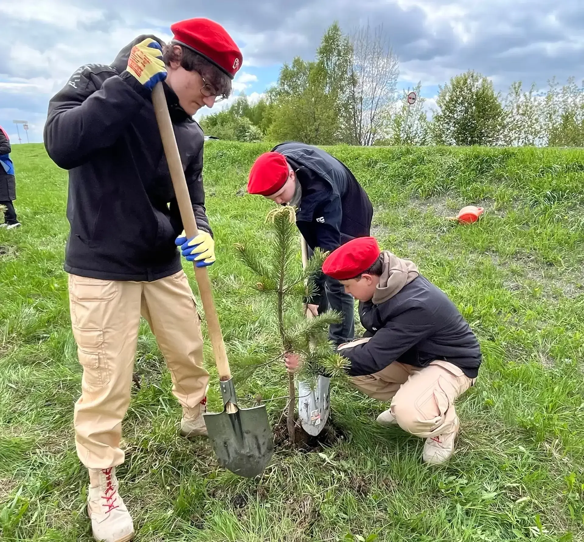 🇷🇺 Юнармейцы школы №31 — в памяти поколений  🌳 15 мая отряд юнармейцев нашей школы принял участие в 