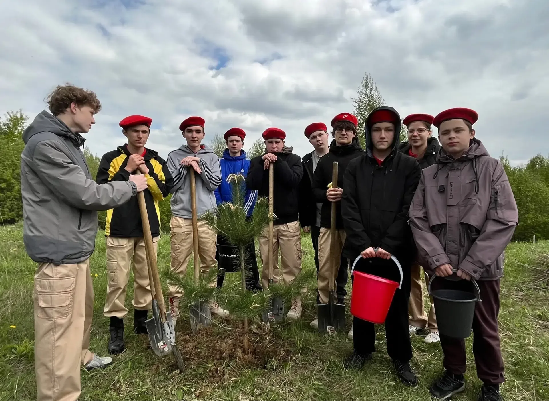 🇷🇺 Юнармейцы школы №31 — в памяти поколений  🌳 15 мая отряд юнармейцев нашей школы принял участие в 
