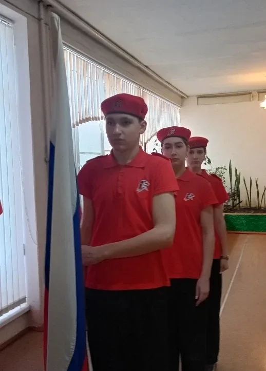 🔔🇷🇺Утро понедельника новой недели в школе №7 по традиции началось с выноса флага юнармейцами отряда 