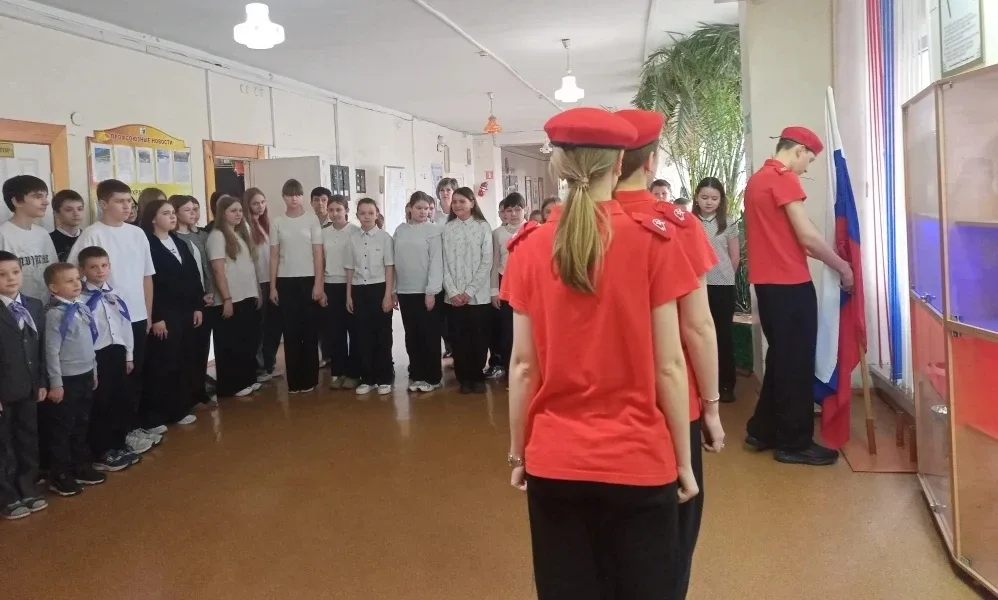 🔔🇷🇺Утро понедельника новой недели в школе №7 по традиции началось с выноса флага юнармейцами отряда 