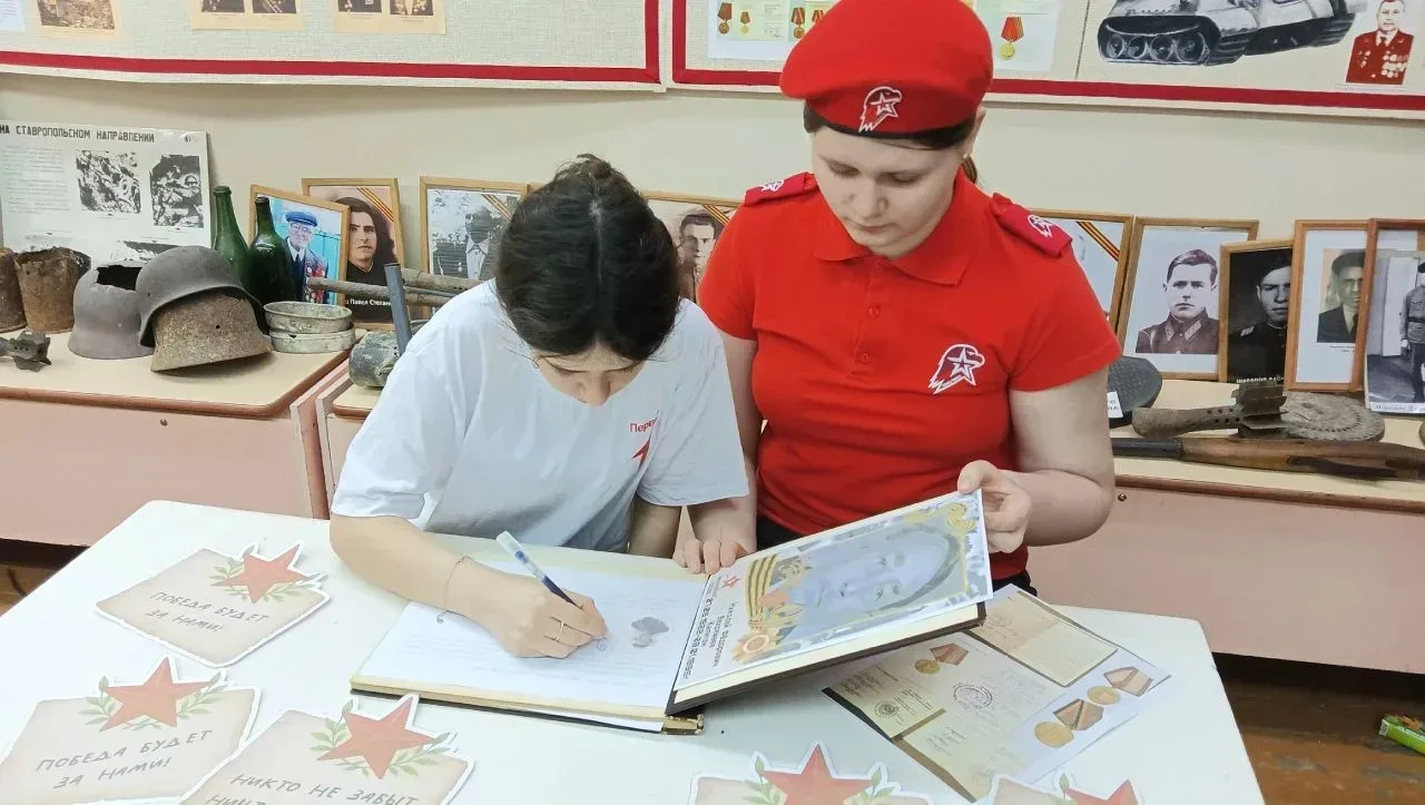 "Живая Память":  В этом году мы отмечаем  81-ю годовщину Великой Победы! Участники акции "Живая Памя