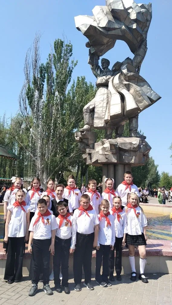 Сегодня  ученики 3б  класса  стали участниками праздничных мероприятий в "Парке Победы", исполнив пе
