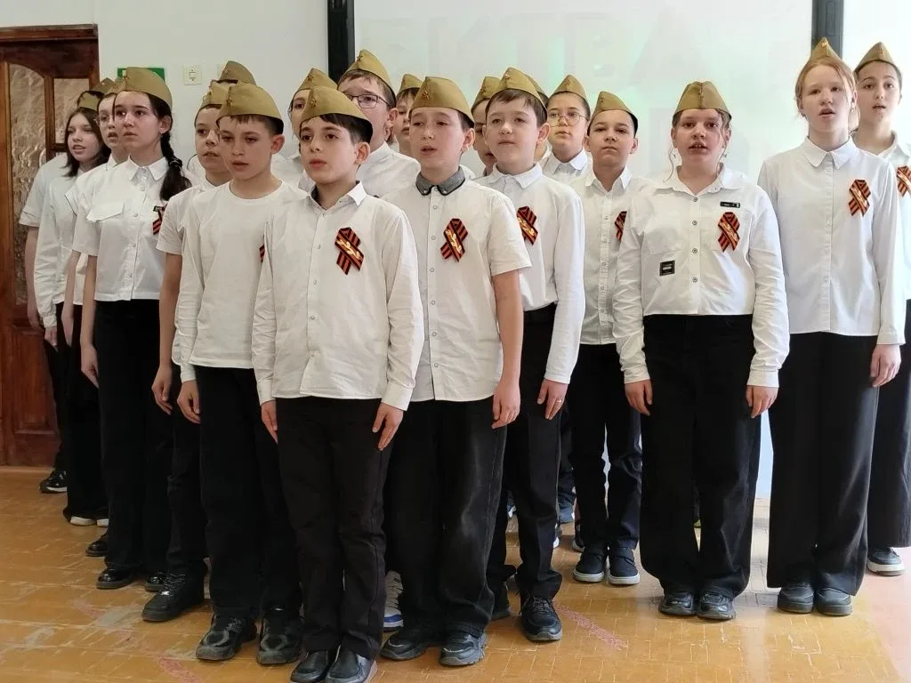 Сегодня  битва хоров  "Песни великой Победы" прошла среди учащихся 5-10 классов.   Этот конкурс стал
