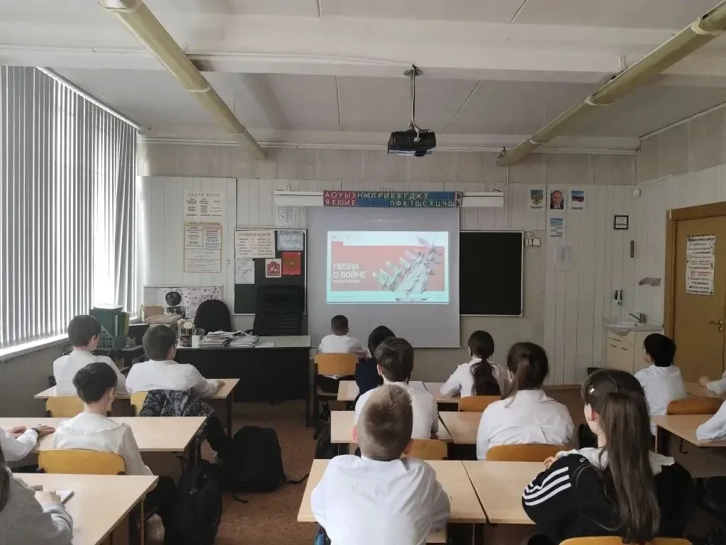 🥁 Сегодня в рамках цикла «Разговоры о важном» прошел урок, посвященный Дню Победы и теме «Песни о во
