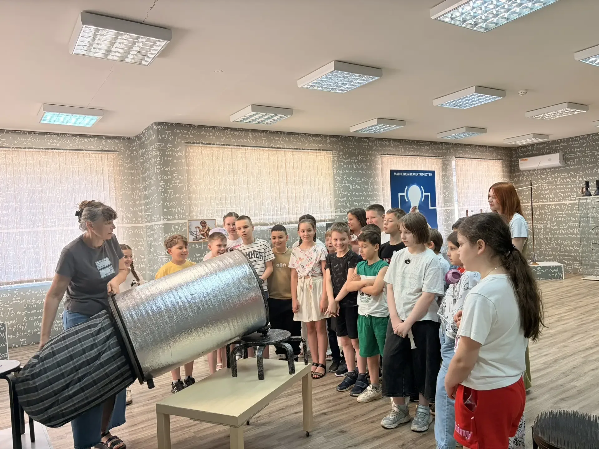 Не урок, а приключение! 🧲✨ Как 3А и 3Б покоряли «Физическую кунсткамеру»  Всем известно, что физика 