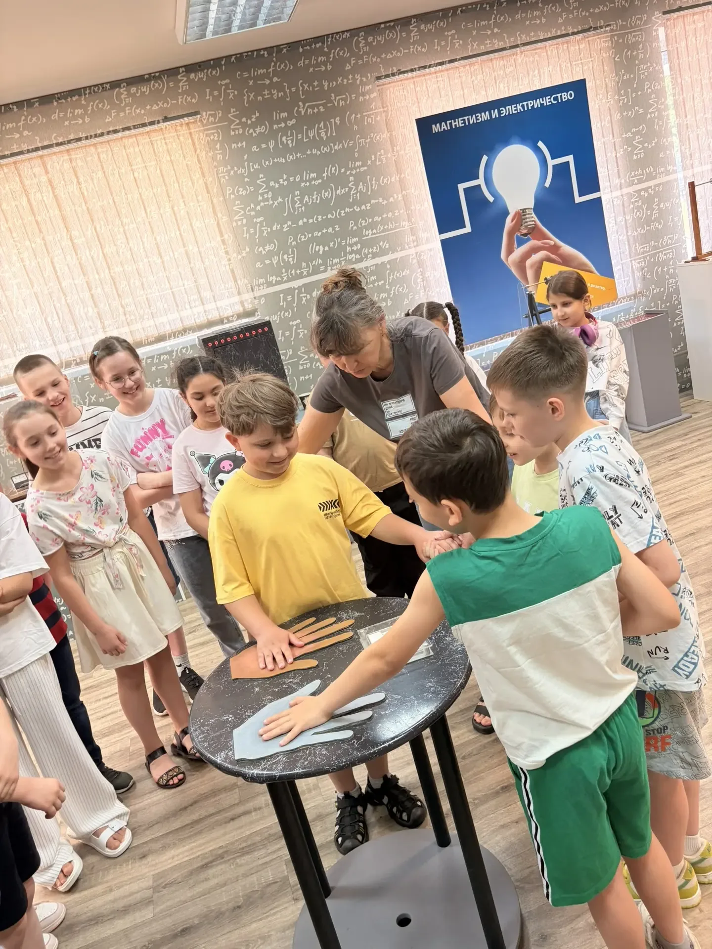 Не урок, а приключение! 🧲✨ Как 3А и 3Б покоряли «Физическую кунсткамеру»  Всем известно, что физика 