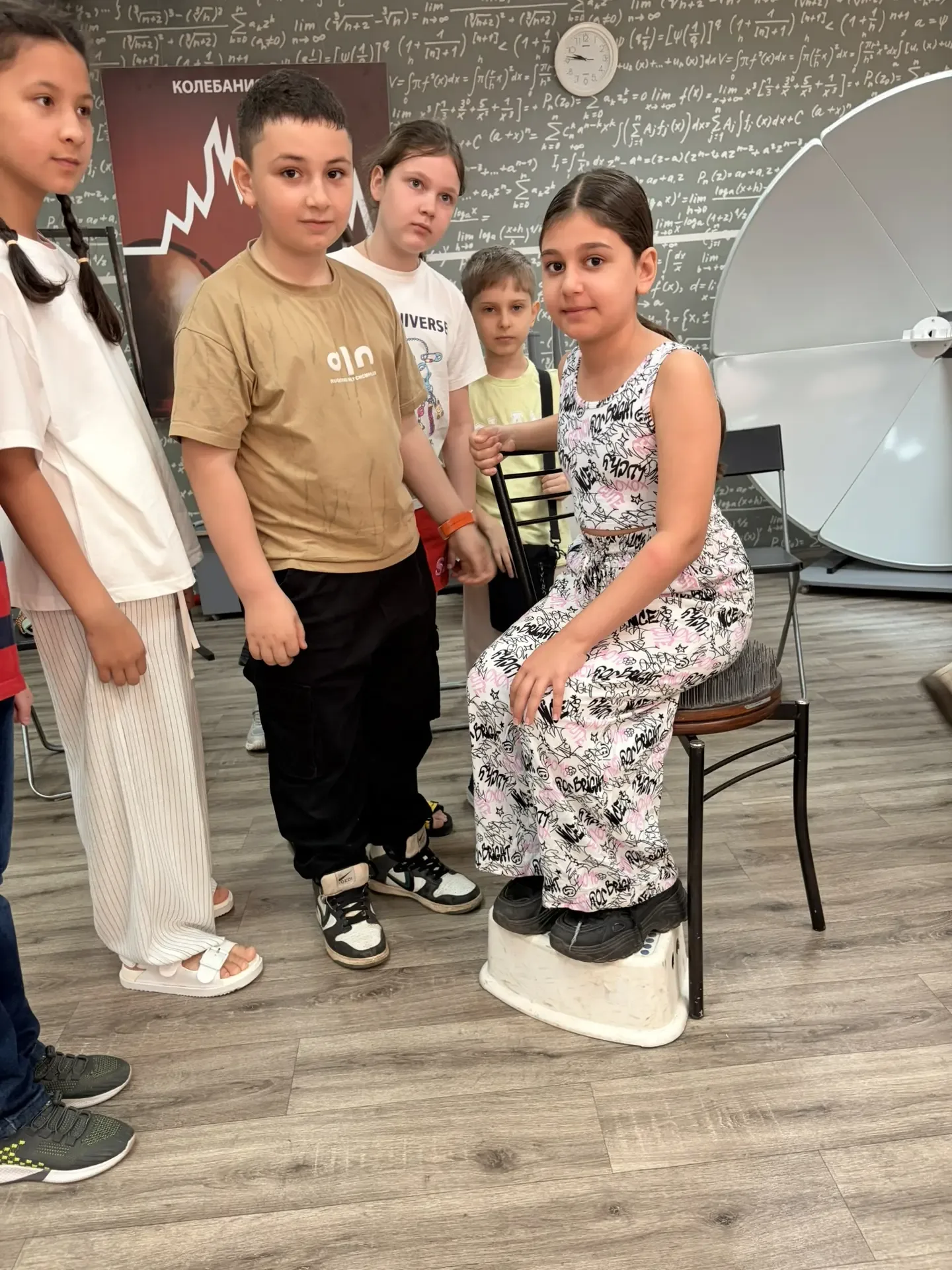Не урок, а приключение! 🧲✨ Как 3А и 3Б покоряли «Физическую кунсткамеру»  Всем известно, что физика 